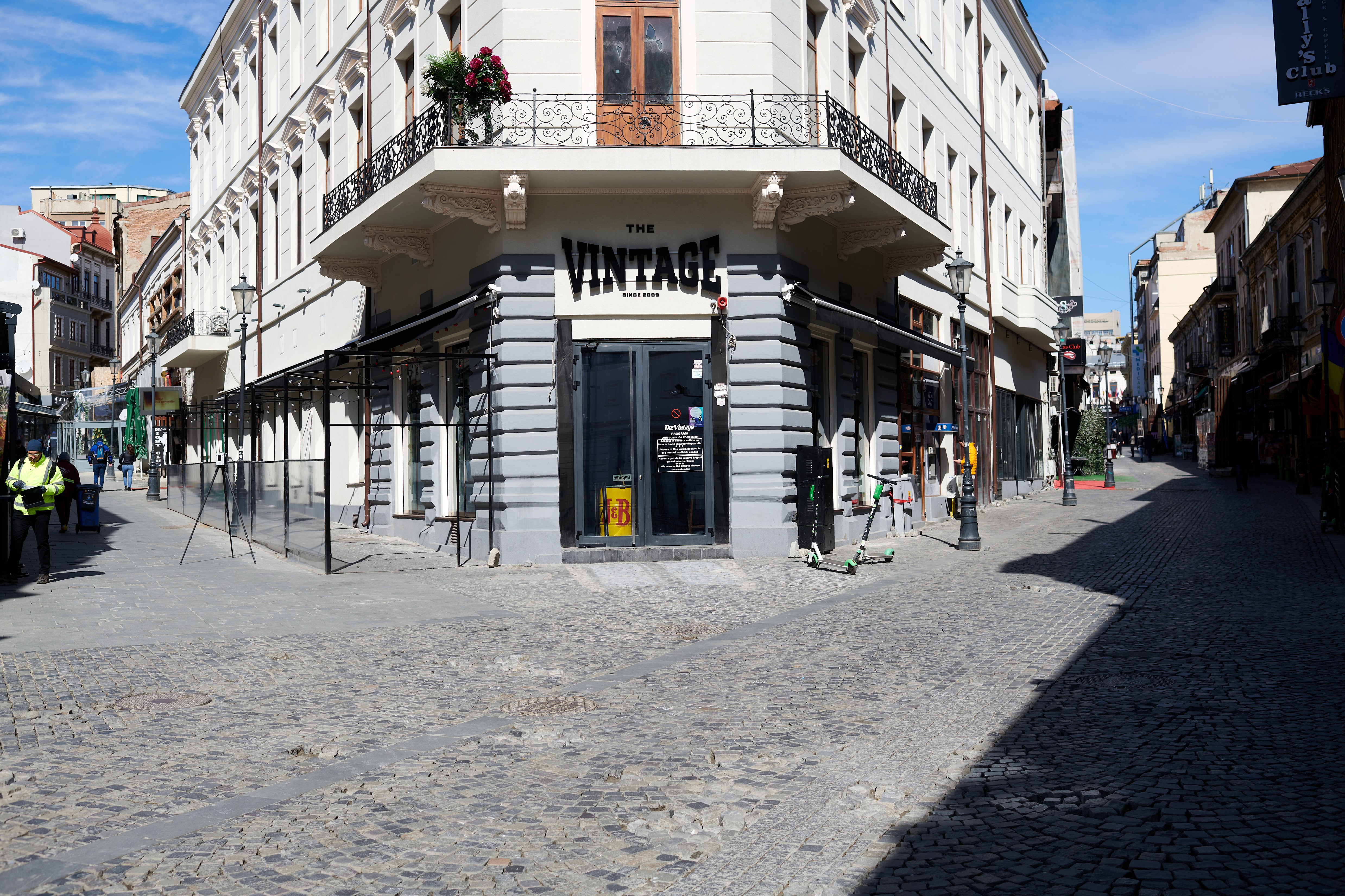 Starea de urgență îi ține pe bucureșteni în case și închide localurile din Centrul Vechi. Fotografii cu Capitala goală