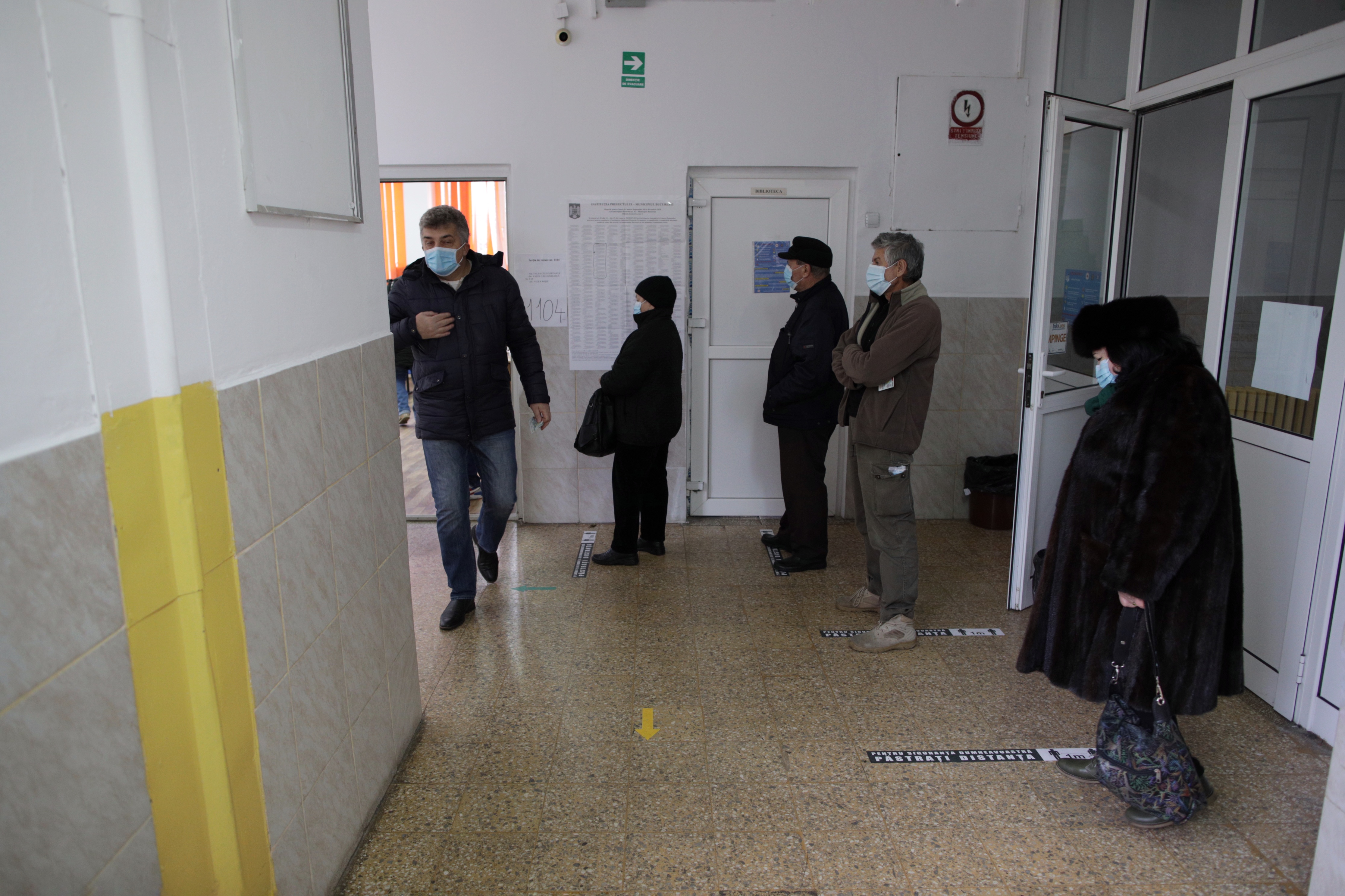 Două alegeri organizate în pandemie, mobilizare complet diferită. Cozi în septembrie, secții goale în decembrie