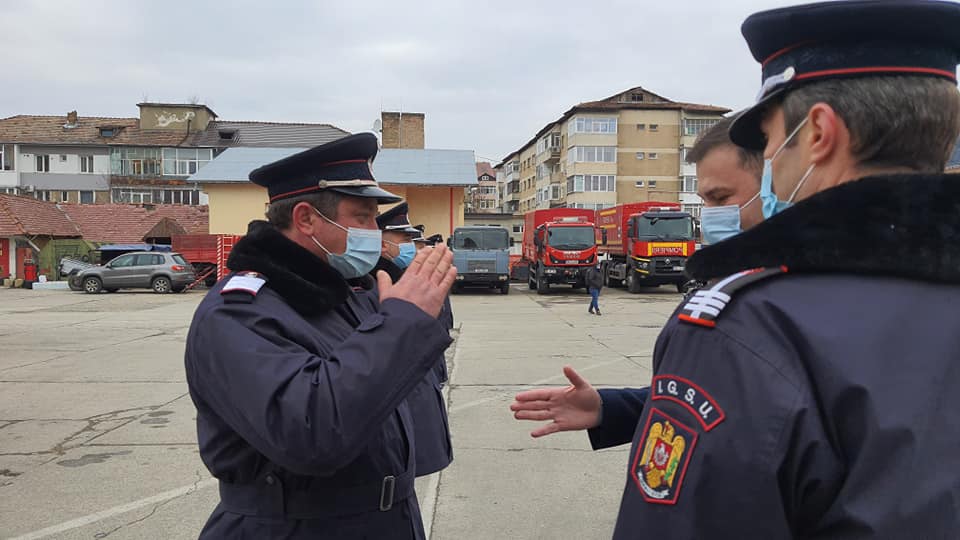 Trei pompieri care au intervenit la incendiul de la Spitalul din Neamț, avansaţi în grad înainte de termen