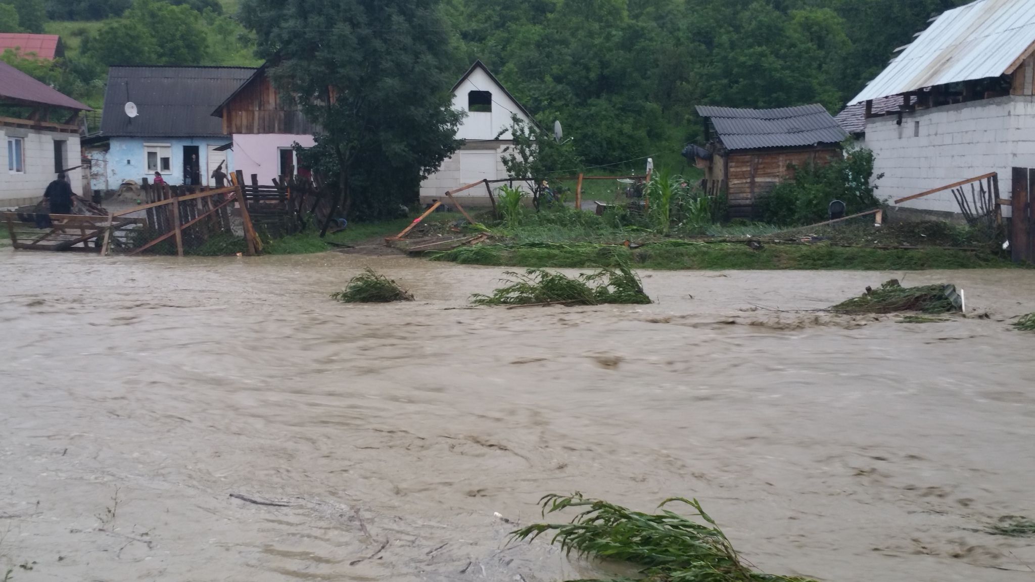 Dezastru în țară din cauza furtunilor! Zeci de oameni evacuați din calea apelor