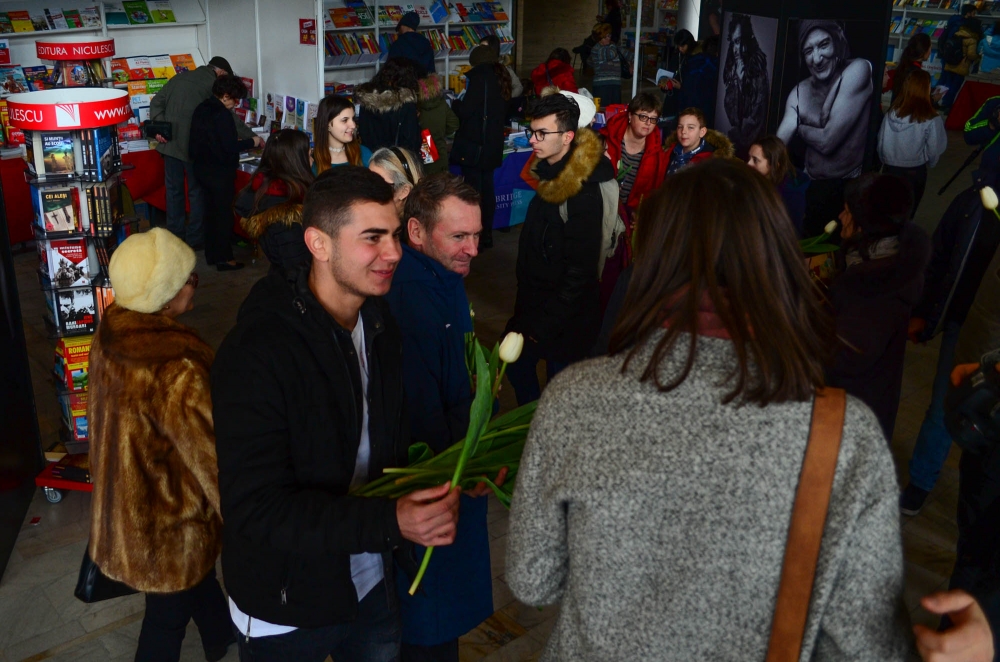 Fotbaliștii Craiovei au oferit mărțișoare. Gică Craioveanu a venit pentru meciul cu Dinamo / GALERIE FOTO