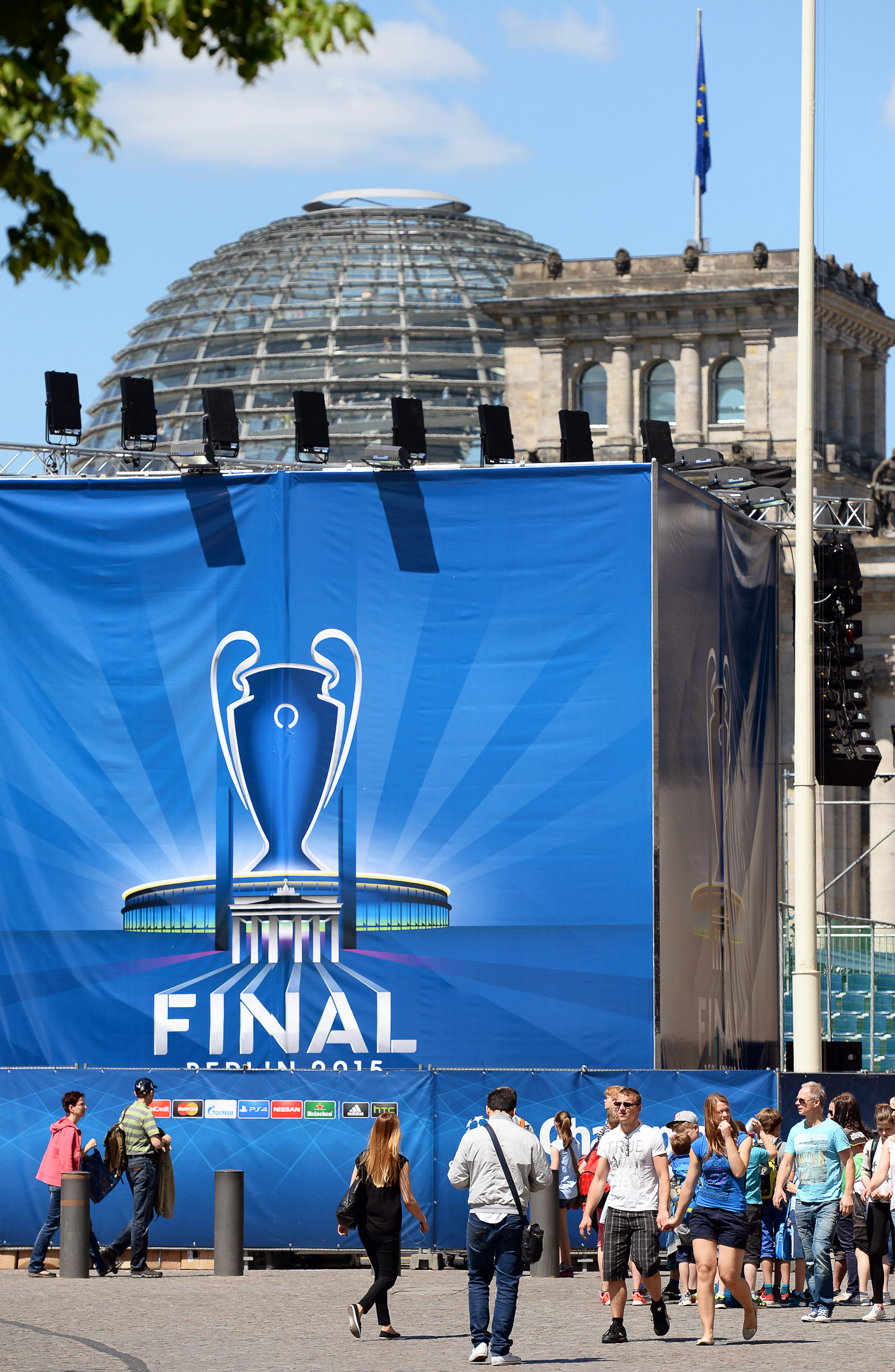Berlinul fierbe înaintea finalei Ligii Campionilor! Trofeul a ajuns în Capitala Germaniei / GALERIE FOTO