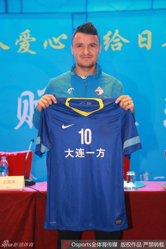 Budescu a fost sărbătorit cu tort de chinezii de la Dalian Yifang / GALERIE FOTO
