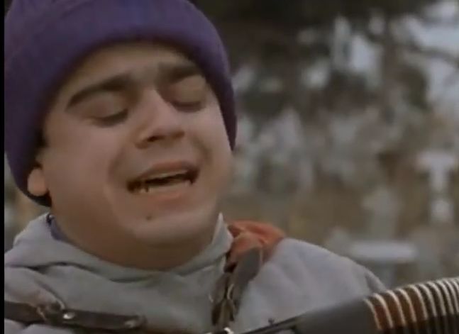 Filmare de mult uitată cu Adi Minune. La 22 de ani cânta la mormântul unui lăutar în "Gadjo Dilo" | VIDEO