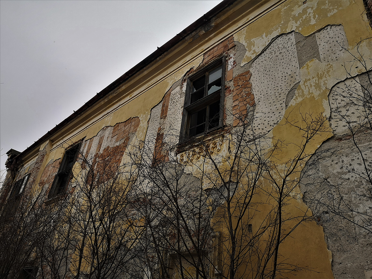 REPORTAJ. Un castel vechi de secole, din Ardeal, lăsat în voia sorții de beneficiarii retrocedării și de autorități: „Nu sunt fantome aici, doar sărăcie!”