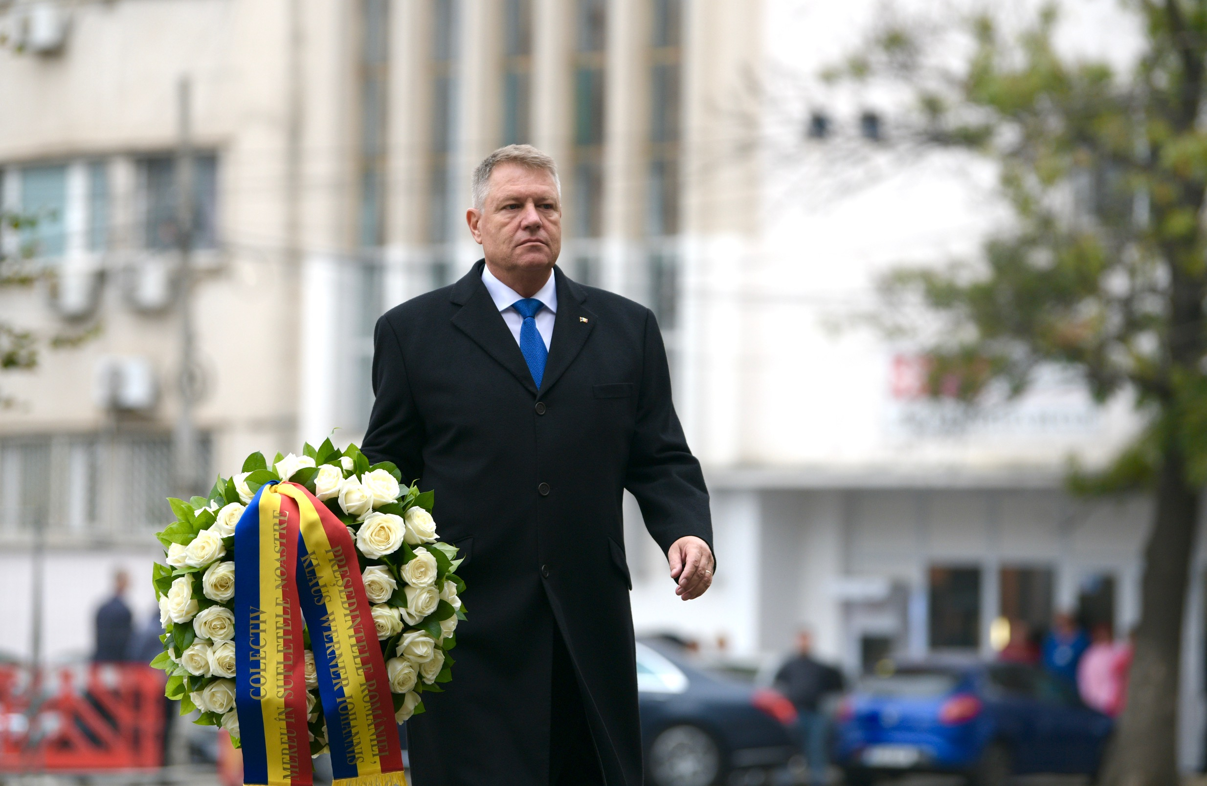 Flori și lacrimi la altarul Colectiv. Oamenii au adus un omagiu pentru cele 64 de victime