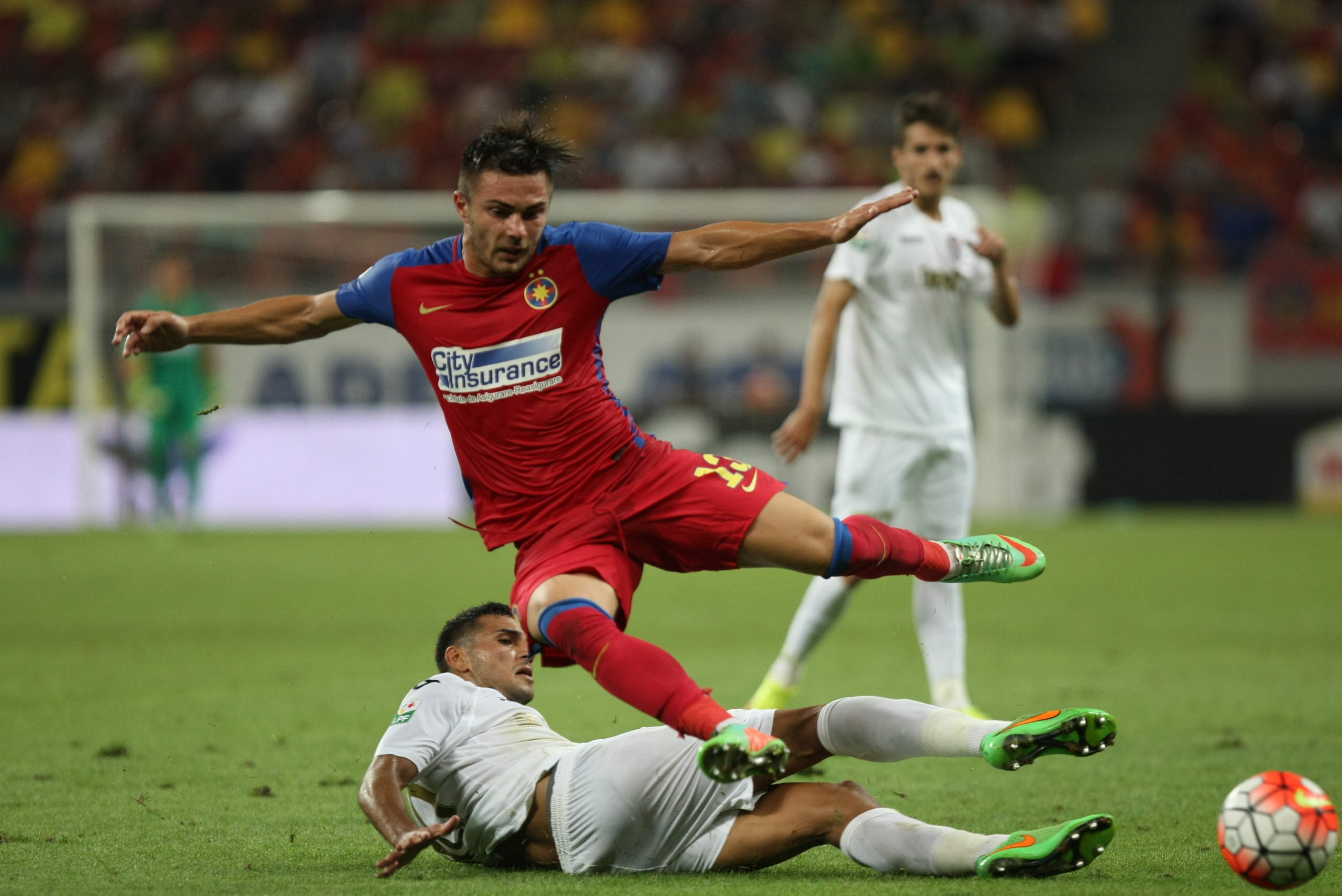 LIGA I: Steaua - CFR Cluj 1-1. Transversală Vitor Bruno! A egalat Tudorie! Roș-albaștrii au avut și ei o bară, în start, apoi a marcat Tiago. Echipa lui Rădoi se chinuie, Partizan Belgrad se distrează în Serbia! Patronul a făcut baie de mulțime/ GALERIE FOTO