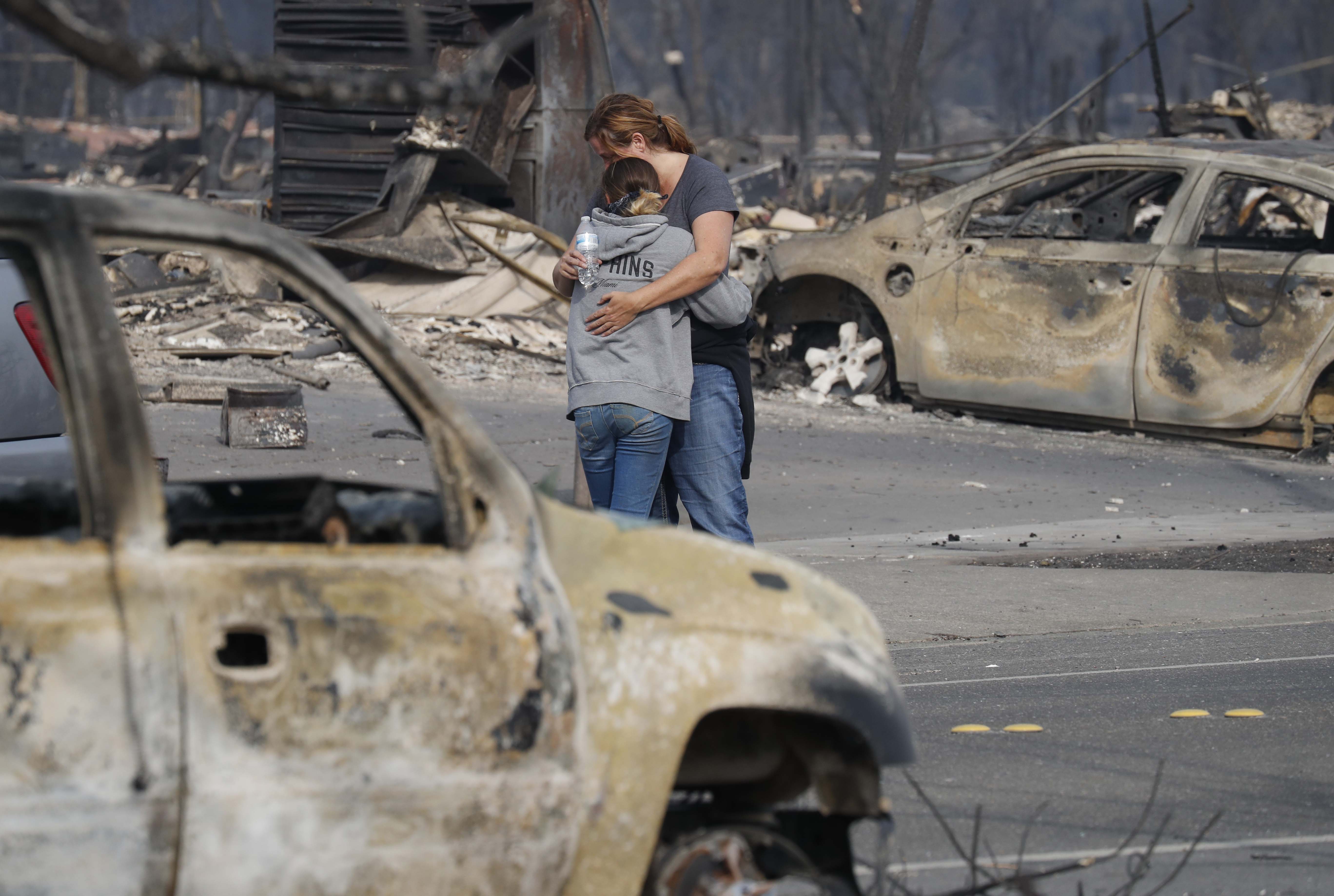 GALERIE FOTO| Incendii devastatoare în California. Cel puțin 23 de persoane au murit, mii de case și terenuri au fost distruse de foc