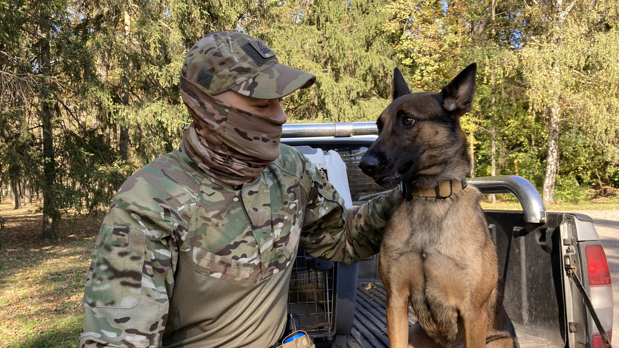 „Un miracol”. Un soldat care a părăsit combinatul Azovstal fără ciobănescul său german a găsit-o pe Jackie după patru luni