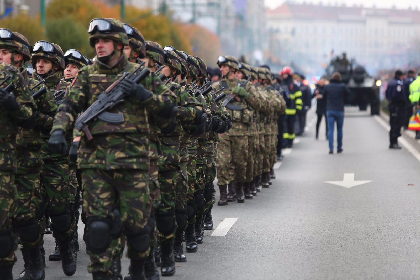 GALERIE FOTO/ Mii de timișoreni au înfruntat frigul să vadă parada militară. Și aici oamenii au huiduit discursul transmis de Viorica Dăncilă