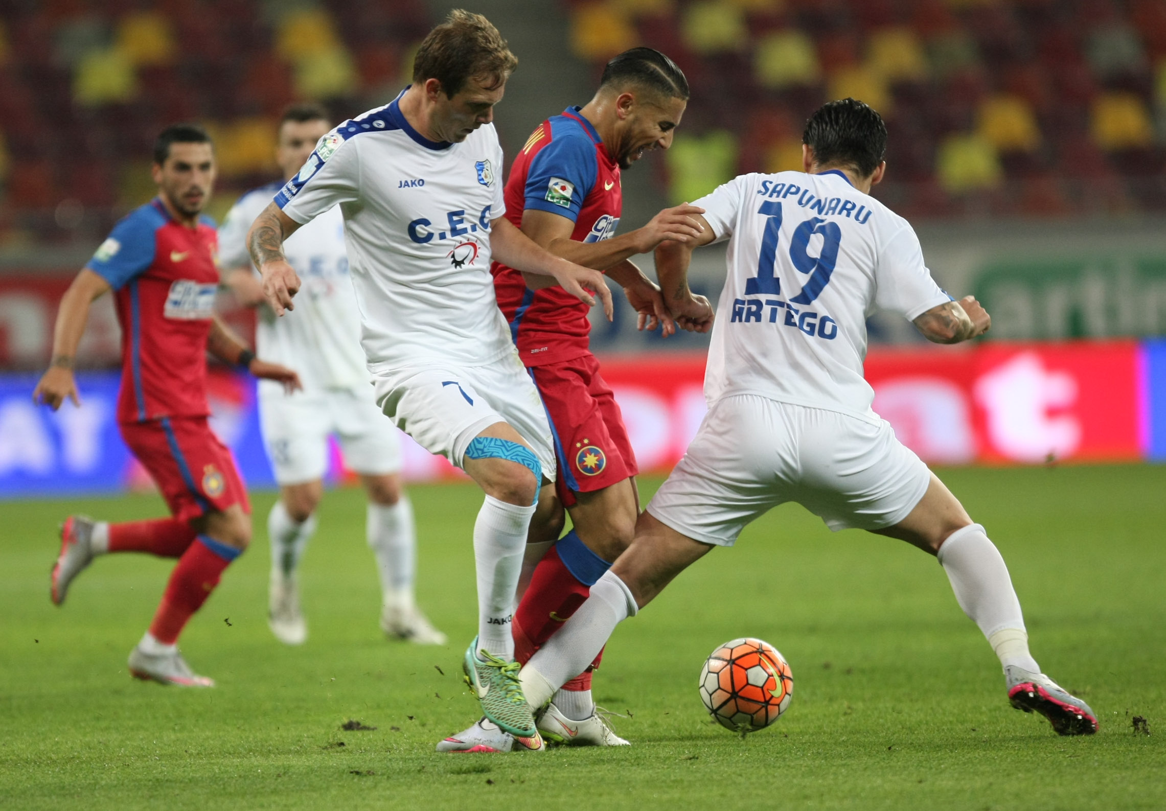 Liga I, etapa a 15-a. Steaua - Pandurii 1-1. Gorjenii au făcut legea la Bucureşti, dar au scăpat victoria printre degete. Răduţ a deschis scorul, iar Hora a trimis balonul în bară. Campioana, care şutat pe poartă de abia în minutul 66, a egalat pe final, prin Muniru / FOTO