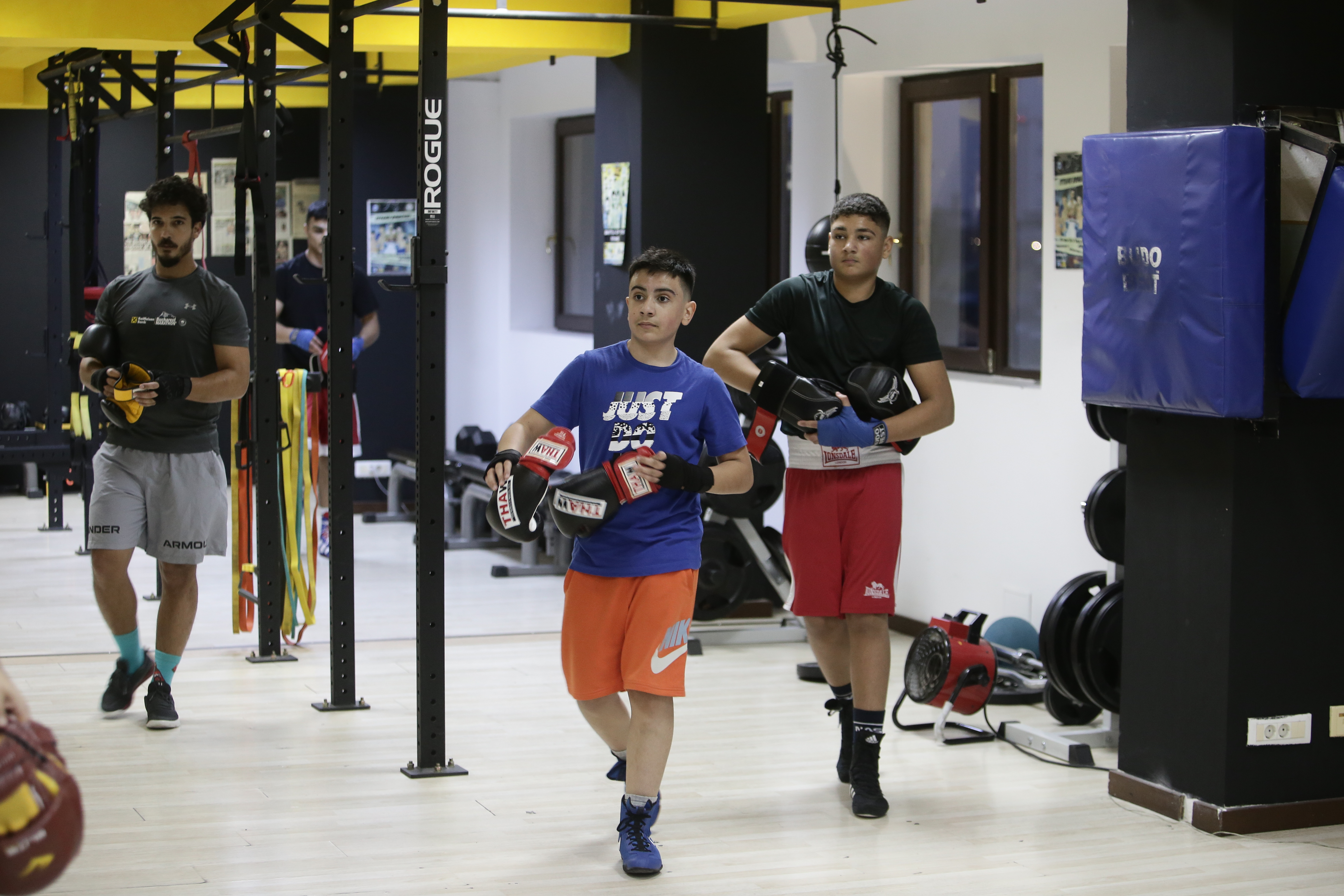 Fight Club de Pipera! Într-o sală din nordul Capitalei, un fost boxer învață mai mulți copii să devină campioni, iar pe corporatiști - să se apere: „Aici ei sunt familia mea”