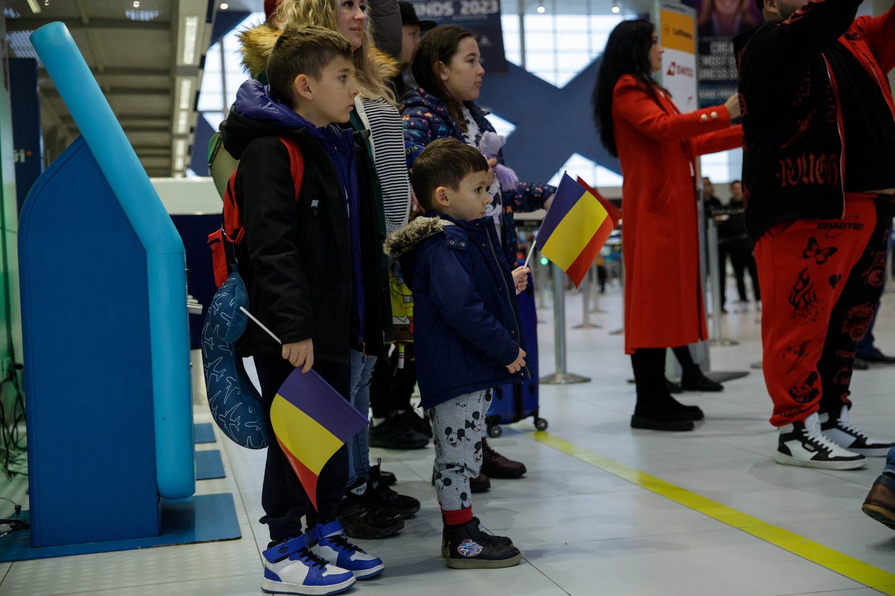 Flashmob pe Aeroportul Otopeni, de 1 Decembrie: defilări ale Jandarmeriei Române pe melodii folclorice interpretate de fanfară. VIDEO