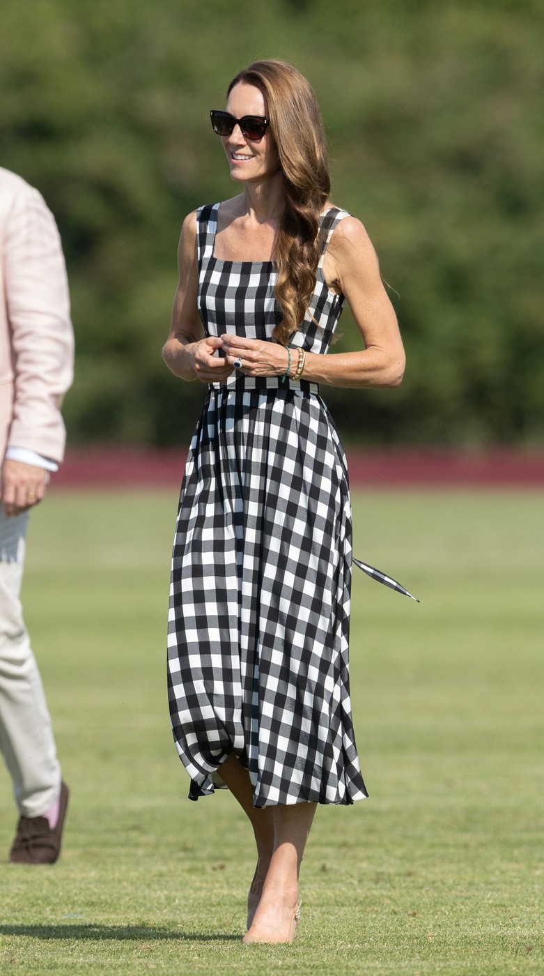 Kate Middleton, apariție rară într-o ținută de vară. Prințesa de Wales l-a susținut pe Prințul William la meciul anual de polo caritabil