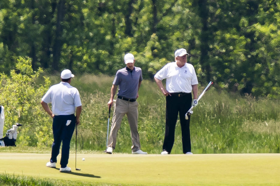 Cu 1,6 milioane de cazuri de coronavirus în SUA, Donald Trump a jucat golf. În 2014, l-a criticat pe Obama pentru acelaşi lucru, când erau două cazuri de Ebola