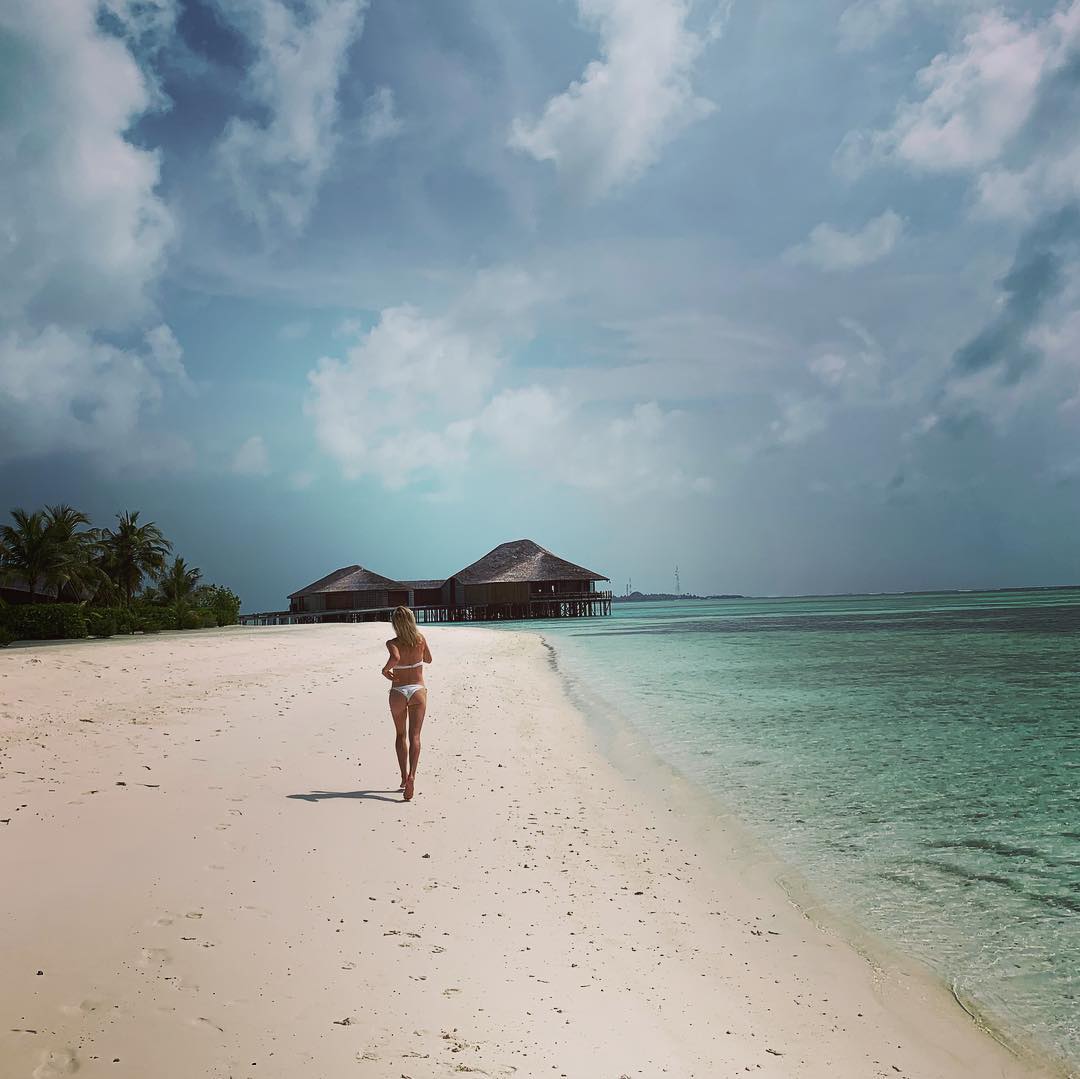 Elina Svitolina a jucat biliard în lenjerie intimă. Sportiva din Ucraina a făcut furori în Maldive | GALERIE FOTO