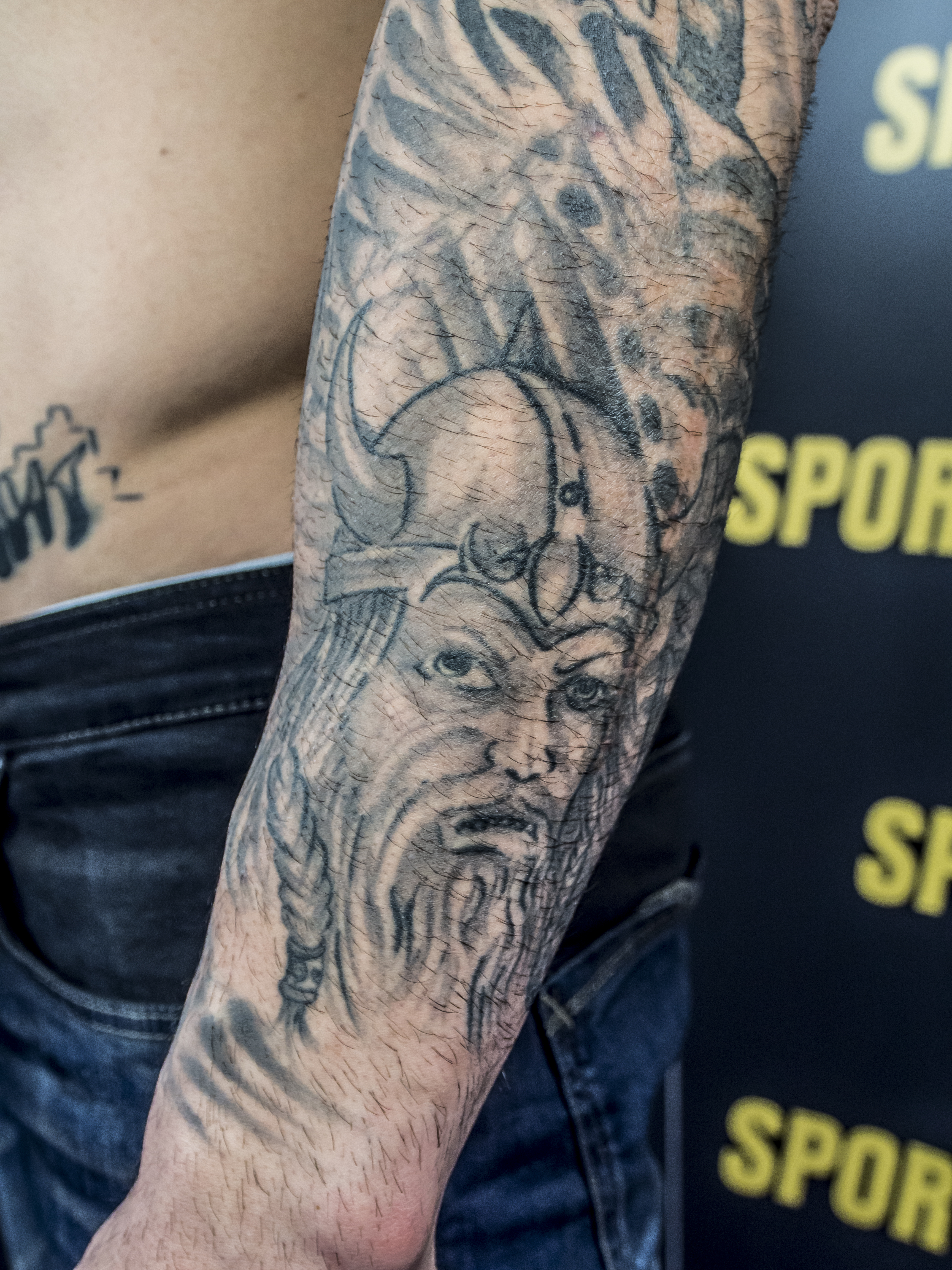 Bogdan Stoica îşi sperie adversarii cu tatuajele / GALERIE FOTO