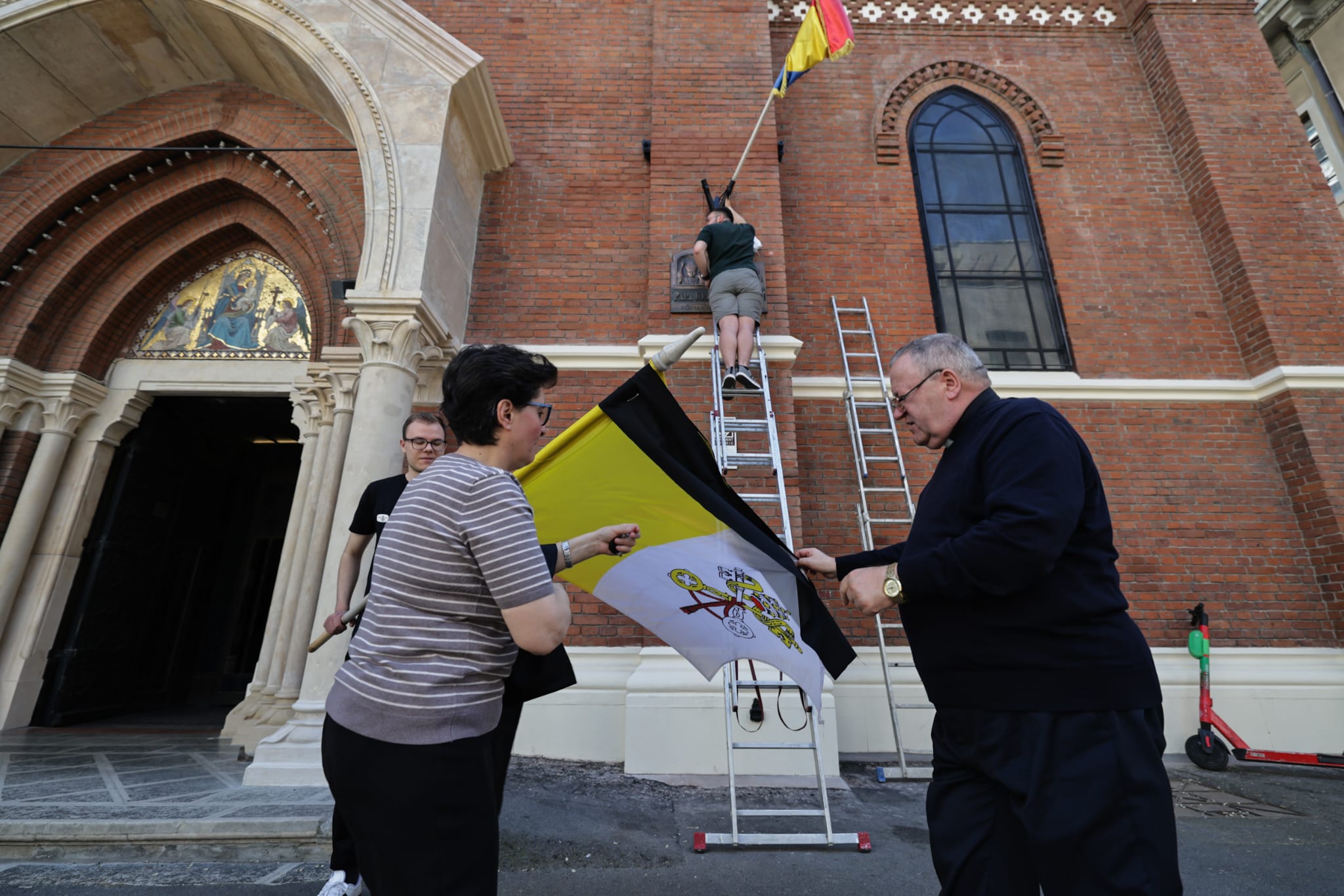 Oameni de toate vârstele, credințele și naționalitățile își exprimă durerea în fața morții Papei Francisc