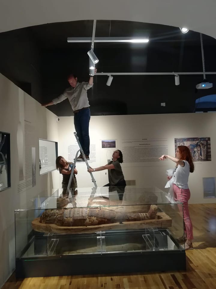 O mumie egipteană într-un sarcofag pictat, restaurată și expusă la Muzeul Național de Istorie a Transilvaniei din Cluj-Napoca