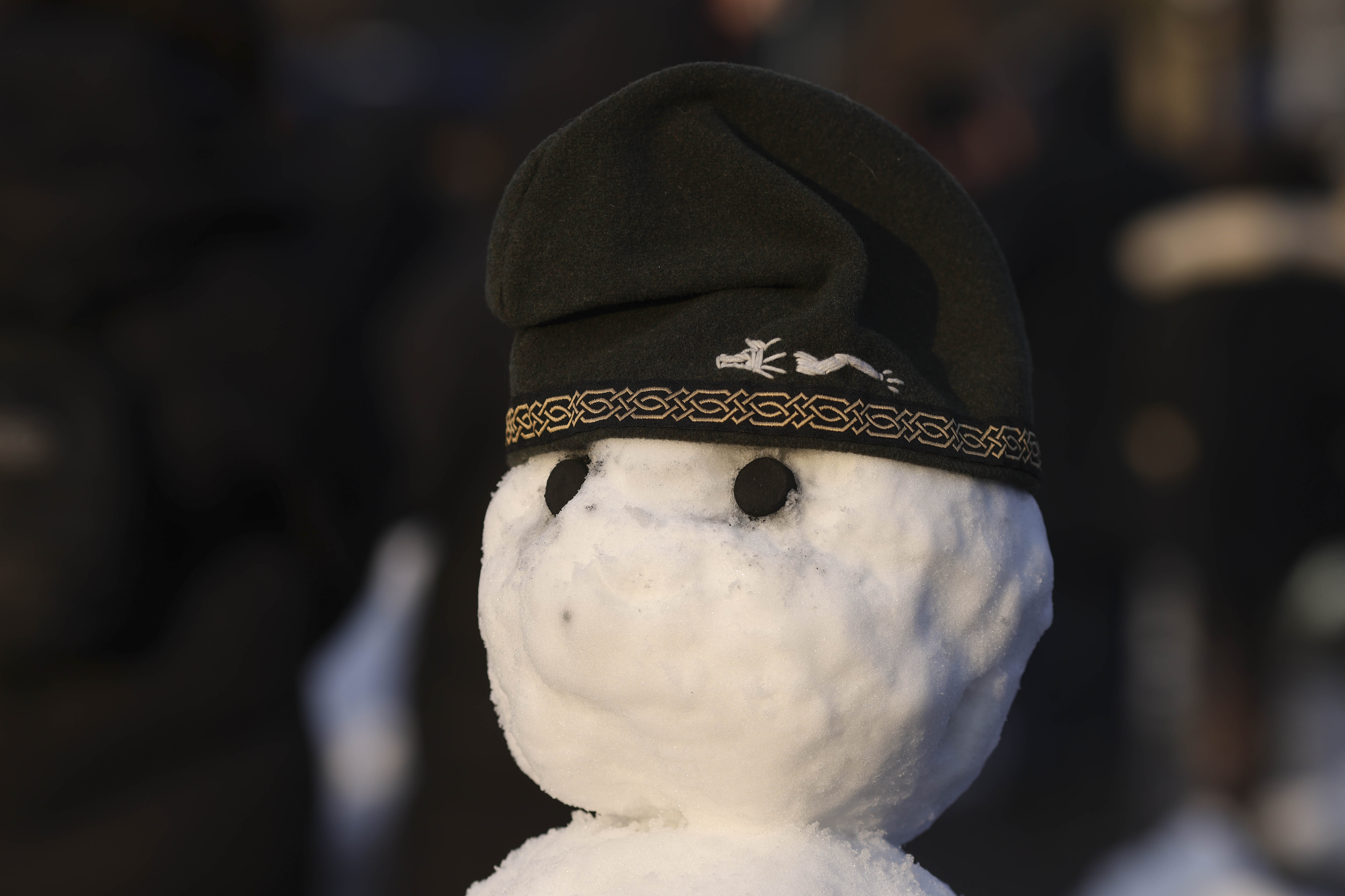 Susținătoare ale lui Călin Georgescu s-au dus fără frică în Piața Victoriei cu steagul Rusiei, pe care era desenată litera Z