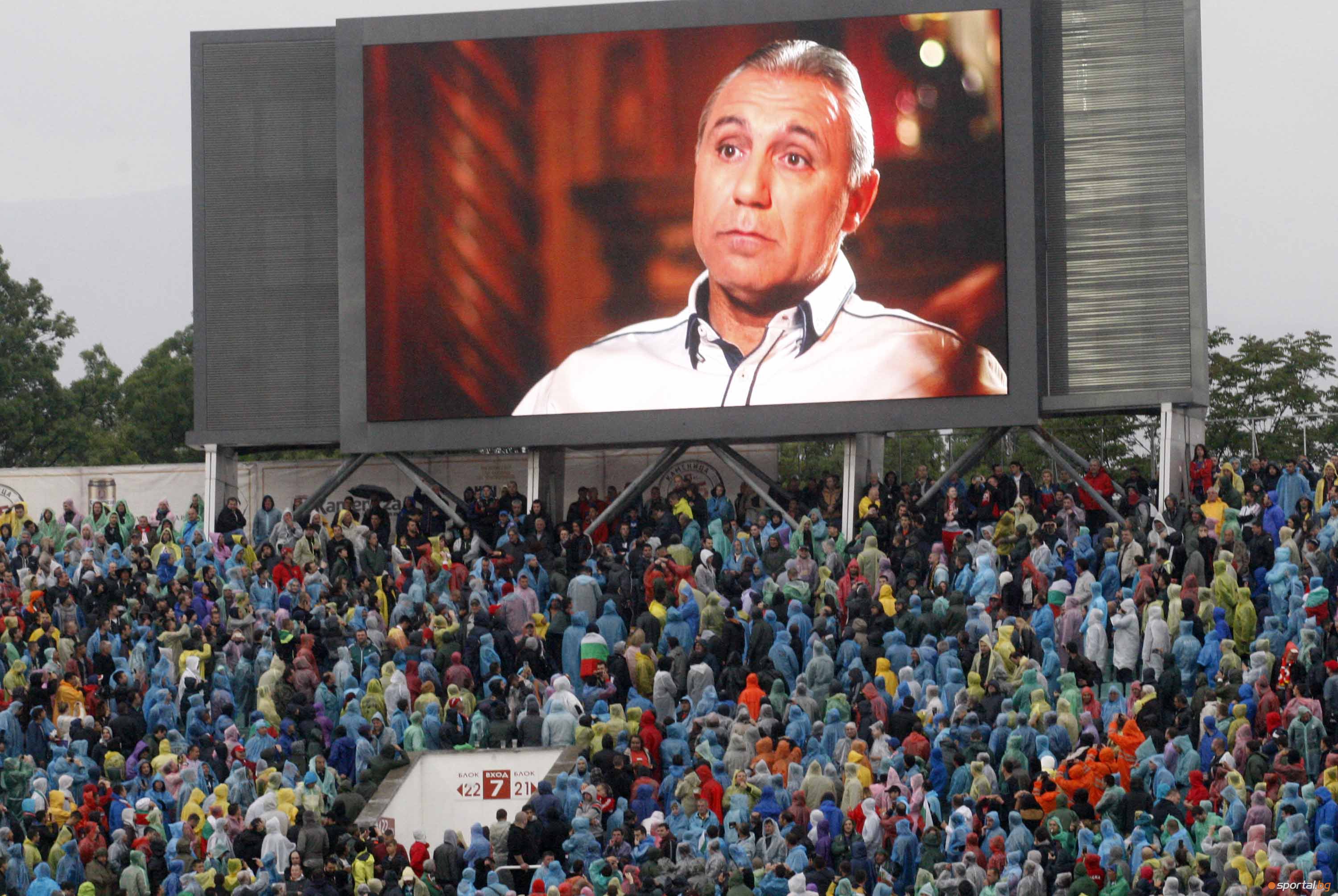 Spectacol la aniversarea lui Stoichkov. 40.000 de oameni au urmărit meciul demonstrativ. Hagi, Popescu ori Craioveanu au fost acolo | FOTO&VIDEO
