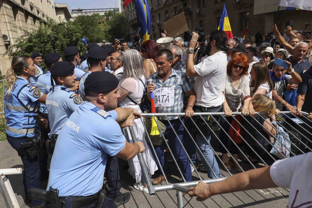 Mai mulți jurnaliști, loviți la protestul AUR anti-vaccin. Organizatorii au instigat oamenii să forțeze intrarea în Ministerul Sănătății, acuză Jandarmeria