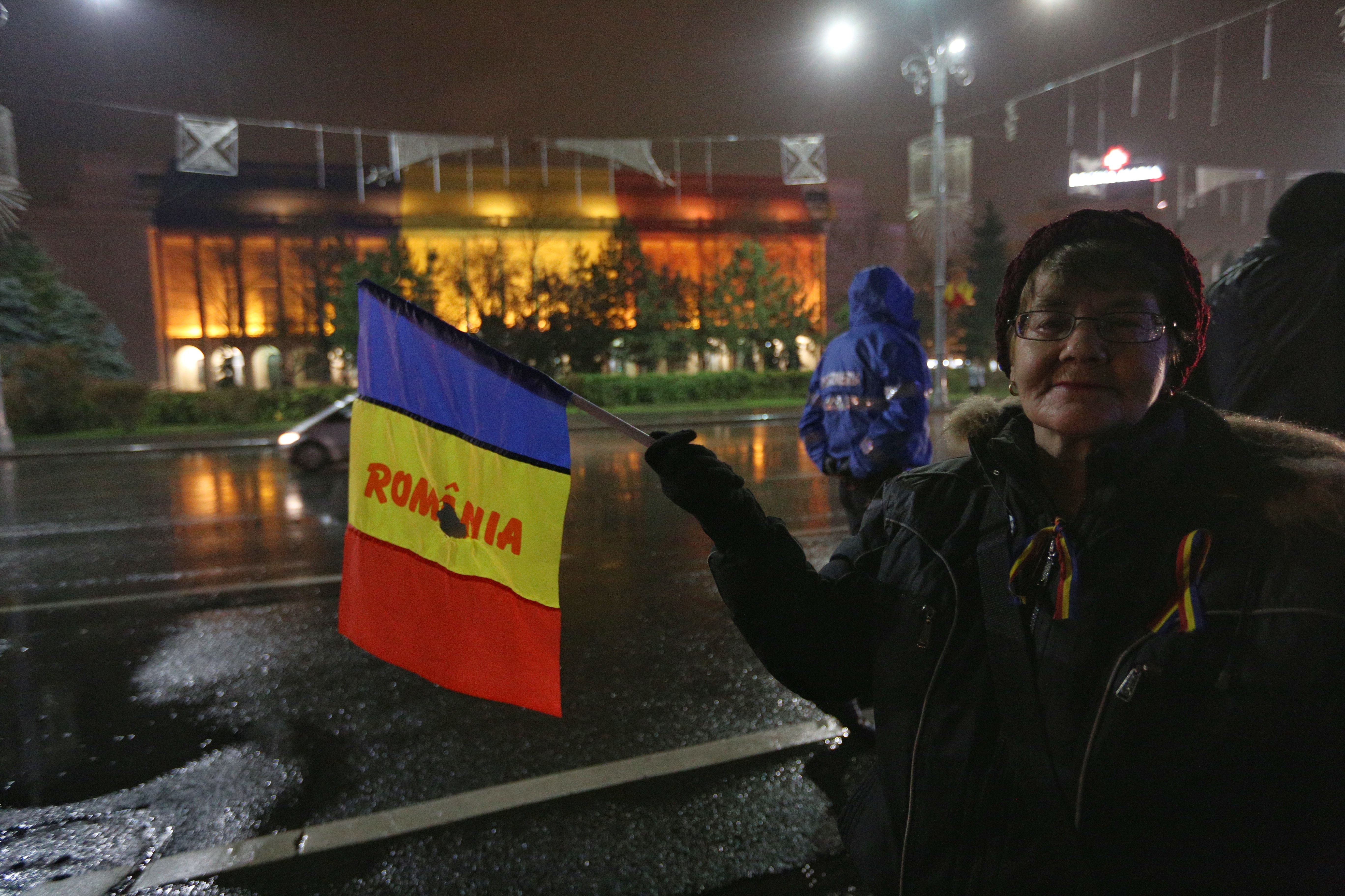 UPDATE. Protest în Piața Victoriei, de 1 Decembrie. Peste 2.000 de oameni s-au adunat la Guvern - VIDEO