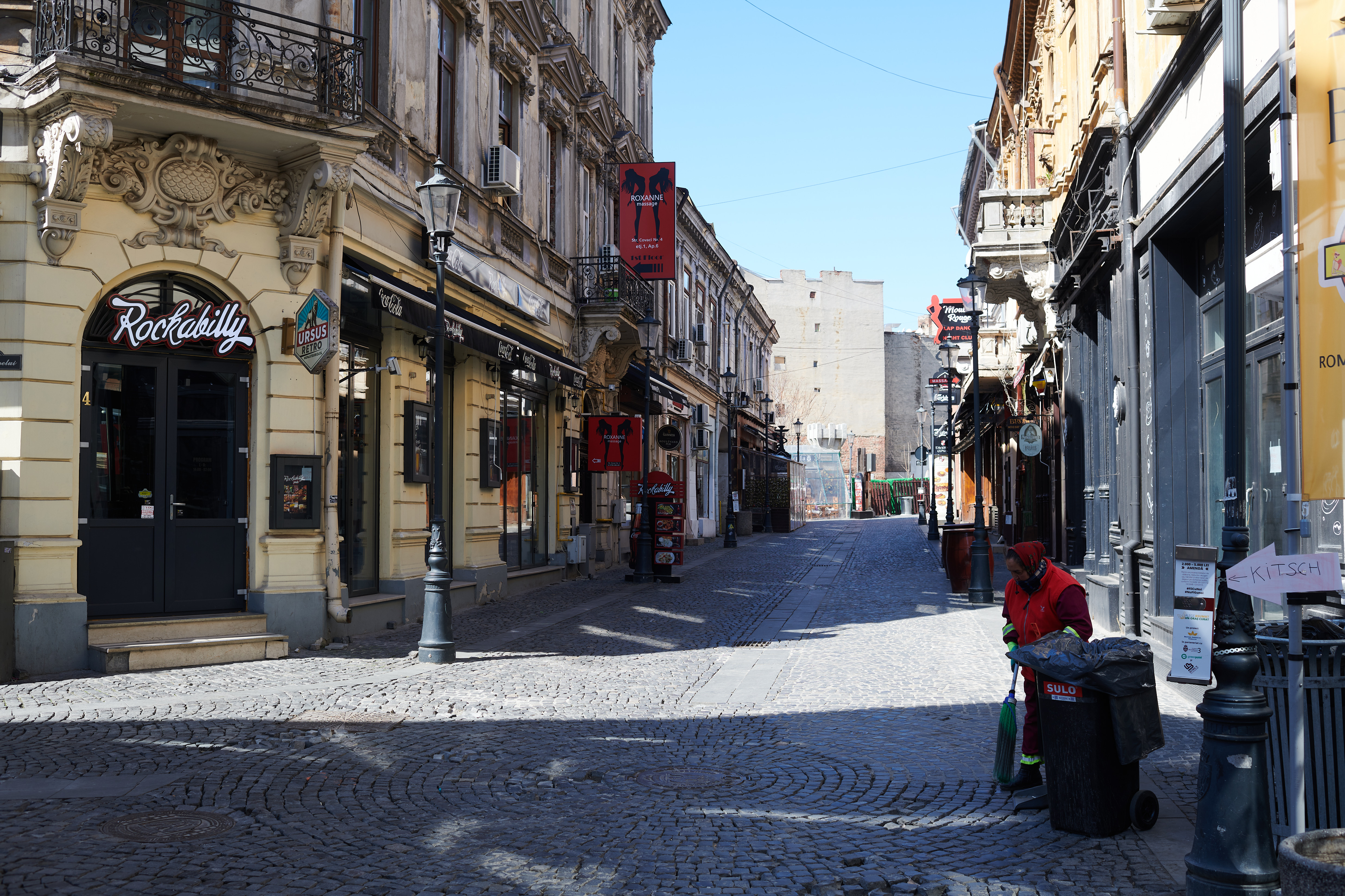 Starea de urgență îi ține pe bucureșteni în case și închide localurile din Centrul Vechi. Fotografii cu Capitala goală