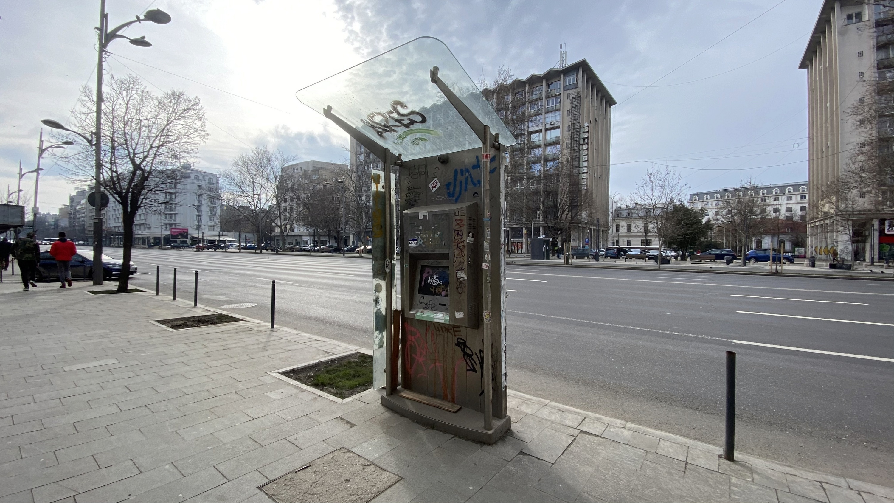 De 9 ani, chioșcurile informative de 400.000 de euro, care au funcționat doar câteva luni, zac vandalizate și inutile în centrul Bucureștiului