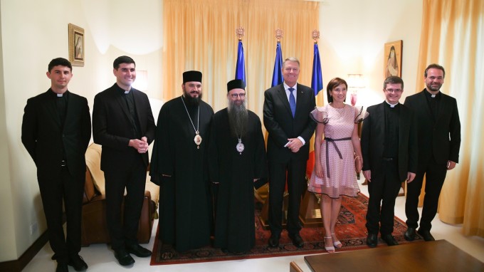 FOTO/ Carmen Iohannis, aspru criticată pentru ținuta aleasă pentru vizita la Episcopia Română din Italia. „Când încurci 25 cu 52"
