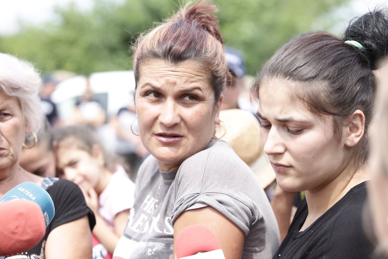 Corespondență din Caracal. Familia Luizei Melencu, îndepărtată cu jandarmii din mulțime. Era așteptat suspectul crimelor la confruntare
