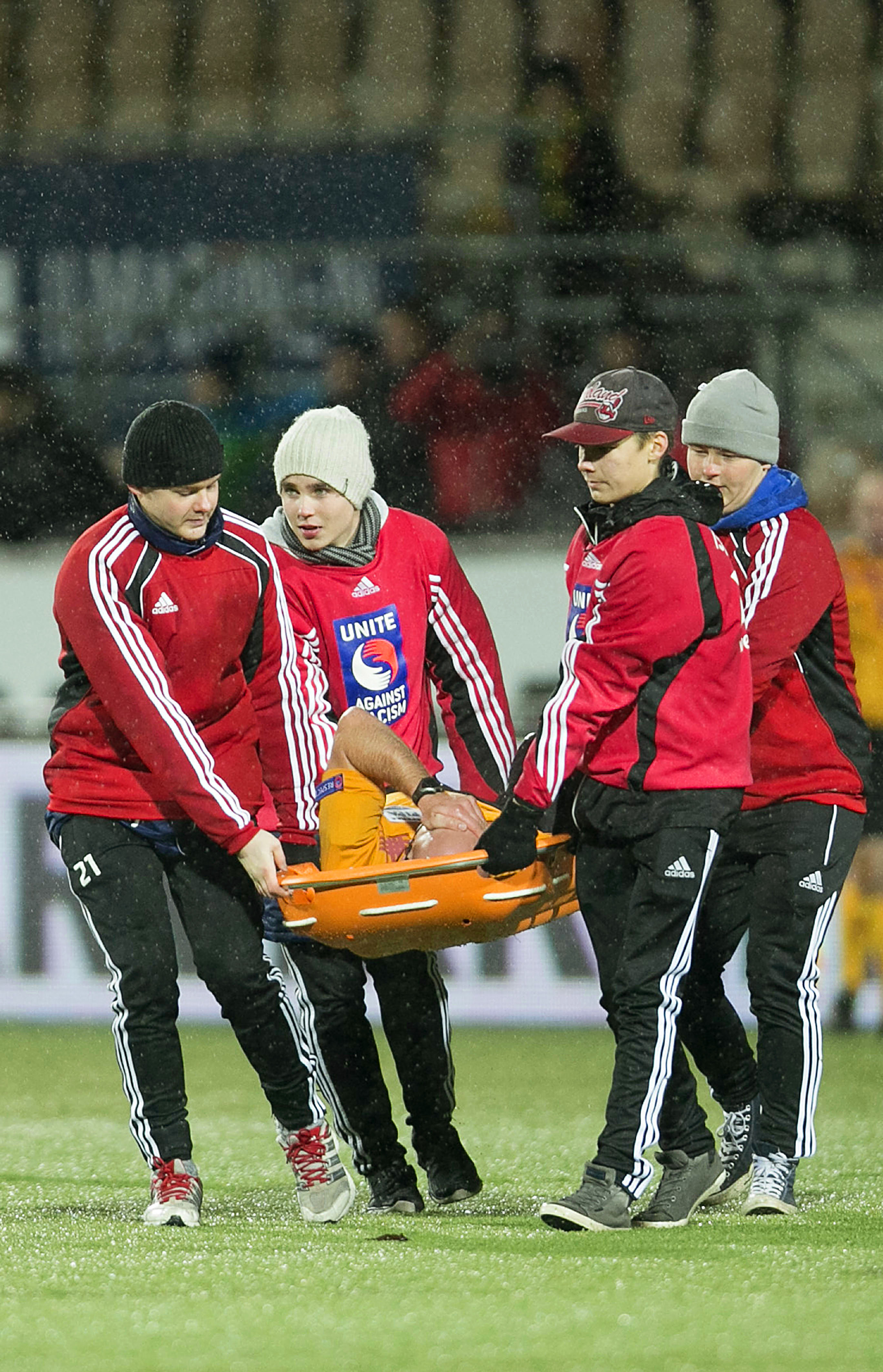 GALERIE FOTO / Arbitru, scos pe targă în timpul meciului HJK Helsinki - Torino, din Liga Europa! 