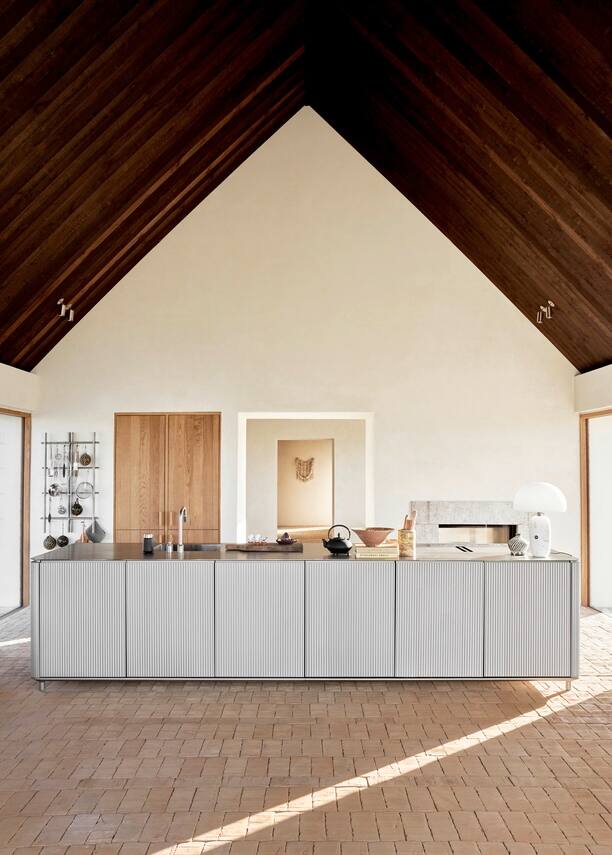 Kochen mit Stil: Die Küche – hier das neue Modell V3 vom dänischen Hersteller Vipp – nimmt eine zentrale Rolle beim Wohnen ein.
