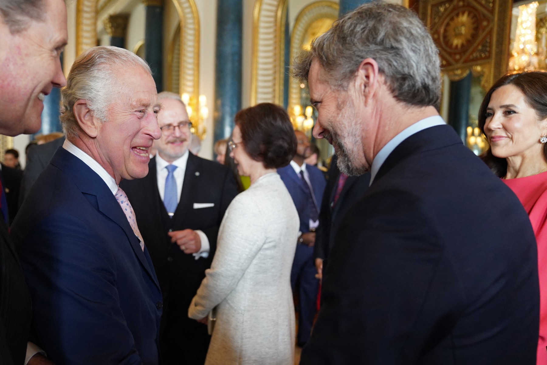 Charles și Camilla, încoronați rege și regină ai Marii Britanii. Ceremoniile s-au încheiat cu salutul de la balconul Palatului Buckingham