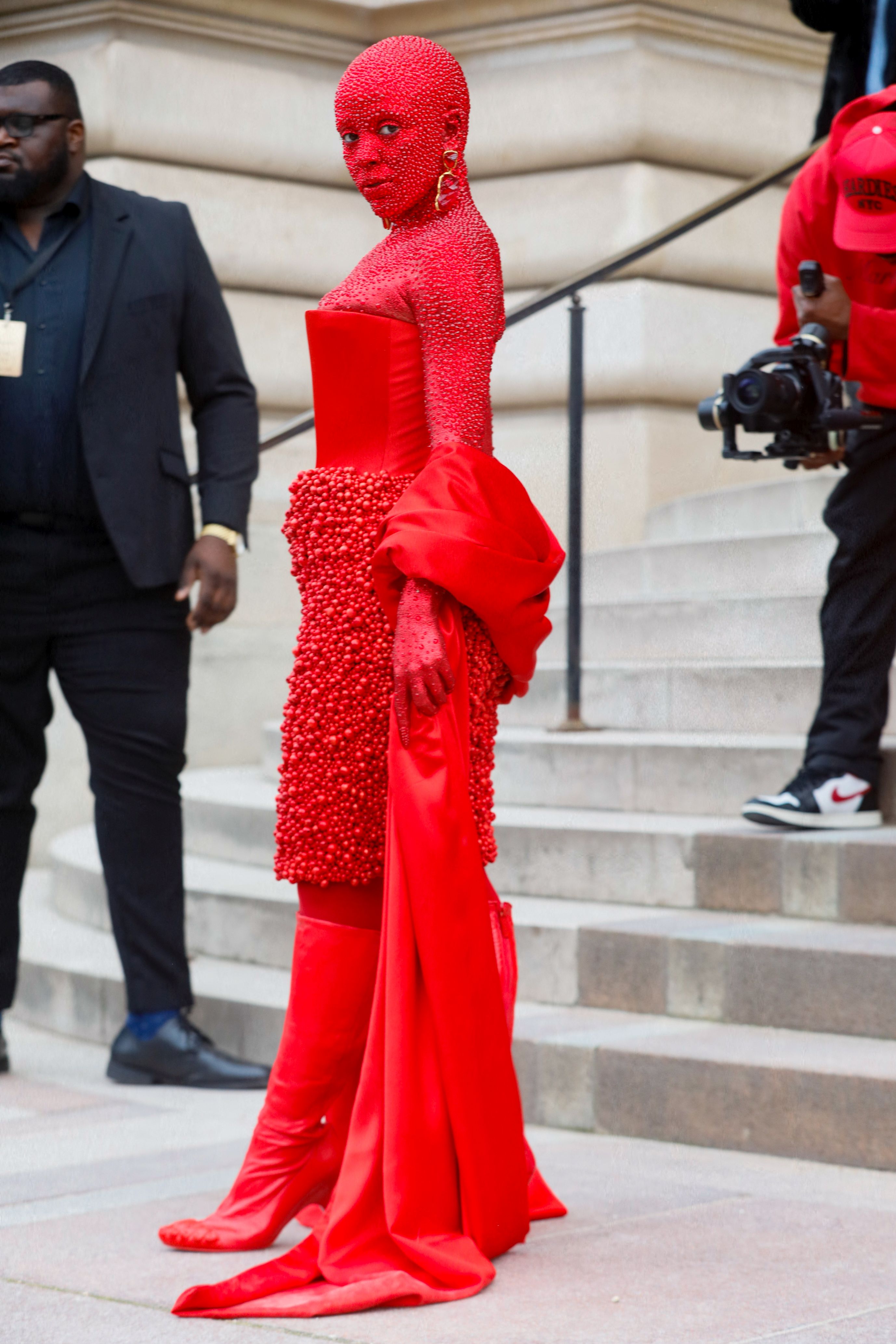 Doja Cat, apariție controversată la Paris Fashion Week. Și-a acoperit corpul cu peste 30.000 de cristale Swarovski