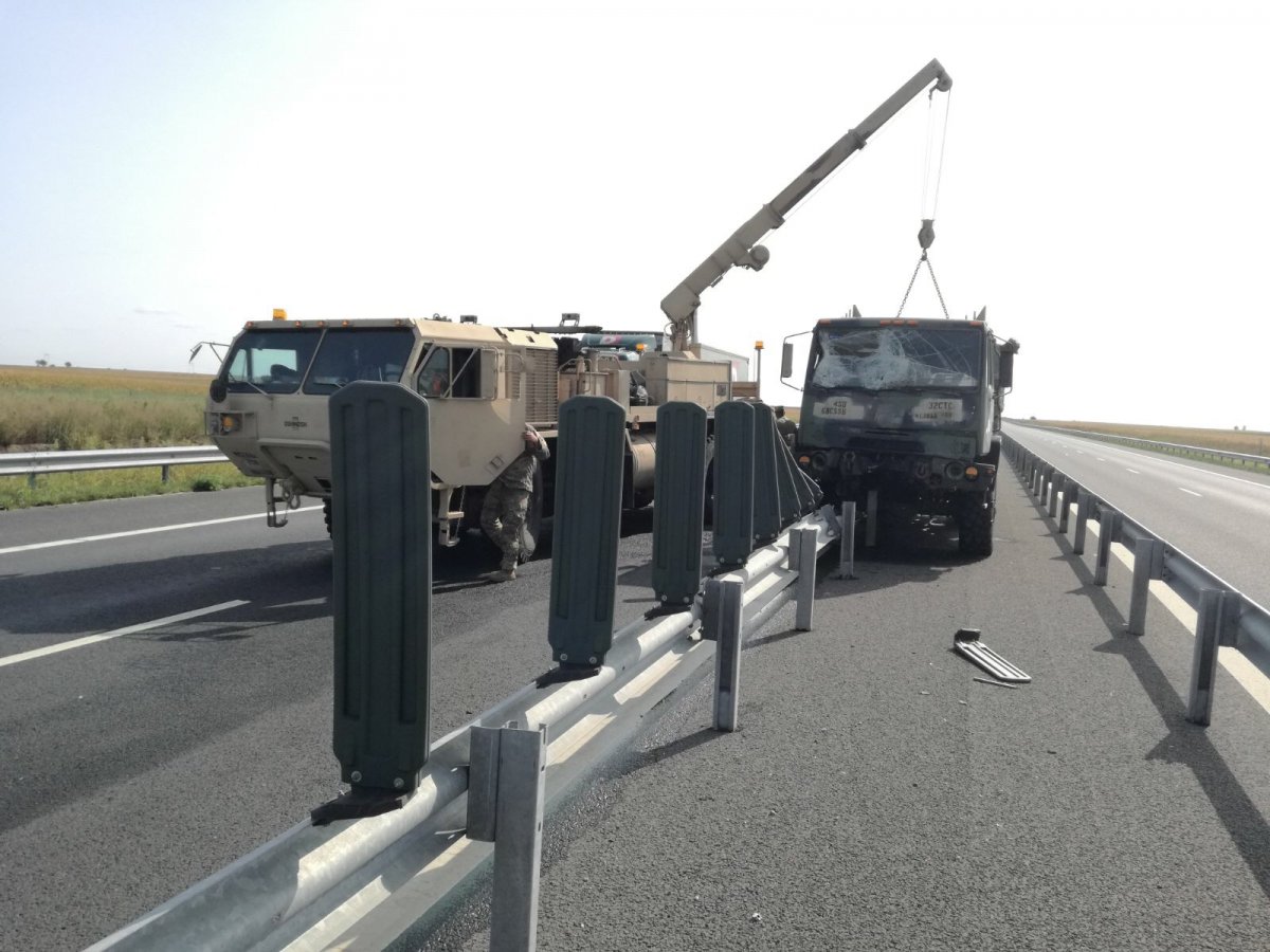 Militar american, rănit într-un accident pe Austostrada Arad-Timișoara. Camionul NATO a lovit parapeții