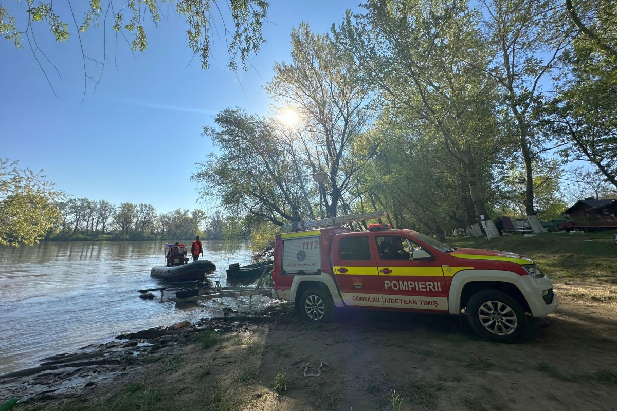 Barcă cu 12 persoane, răsturnată în râul Mureș. Un copil a murit, 4 persoane sunt dispărute. Căutările continuă