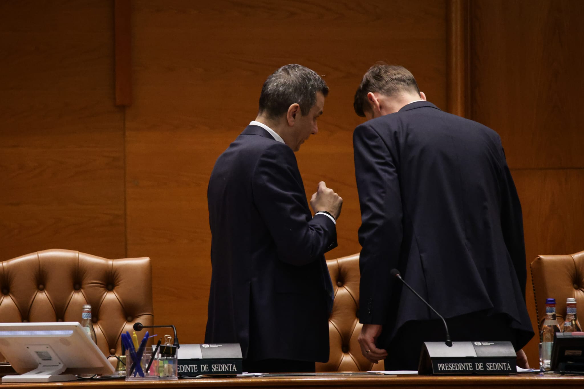 Ce nu s-a văzut la televizor în timpul votului moțiunii de cenzură împotriva Guvernului Bolojan. Negocieri în șoaptă, telefoane pe fugă și calcule la limită