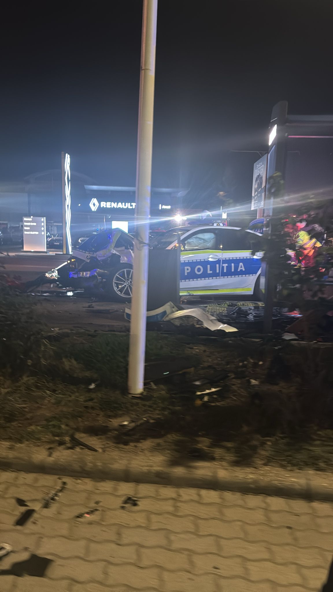 Mașină de poliție făcută armonică, după un accident lângă Pitești. 4 oameni au ajuns la spital, 3 au fost externați | VIDEO