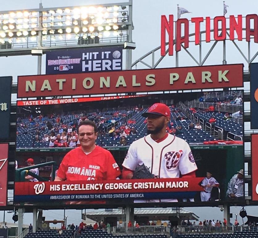 FOTO. George Maior a dat lovitura de începere la un meci de baseball; Centenarul, aniversat pe stadionul Washington National