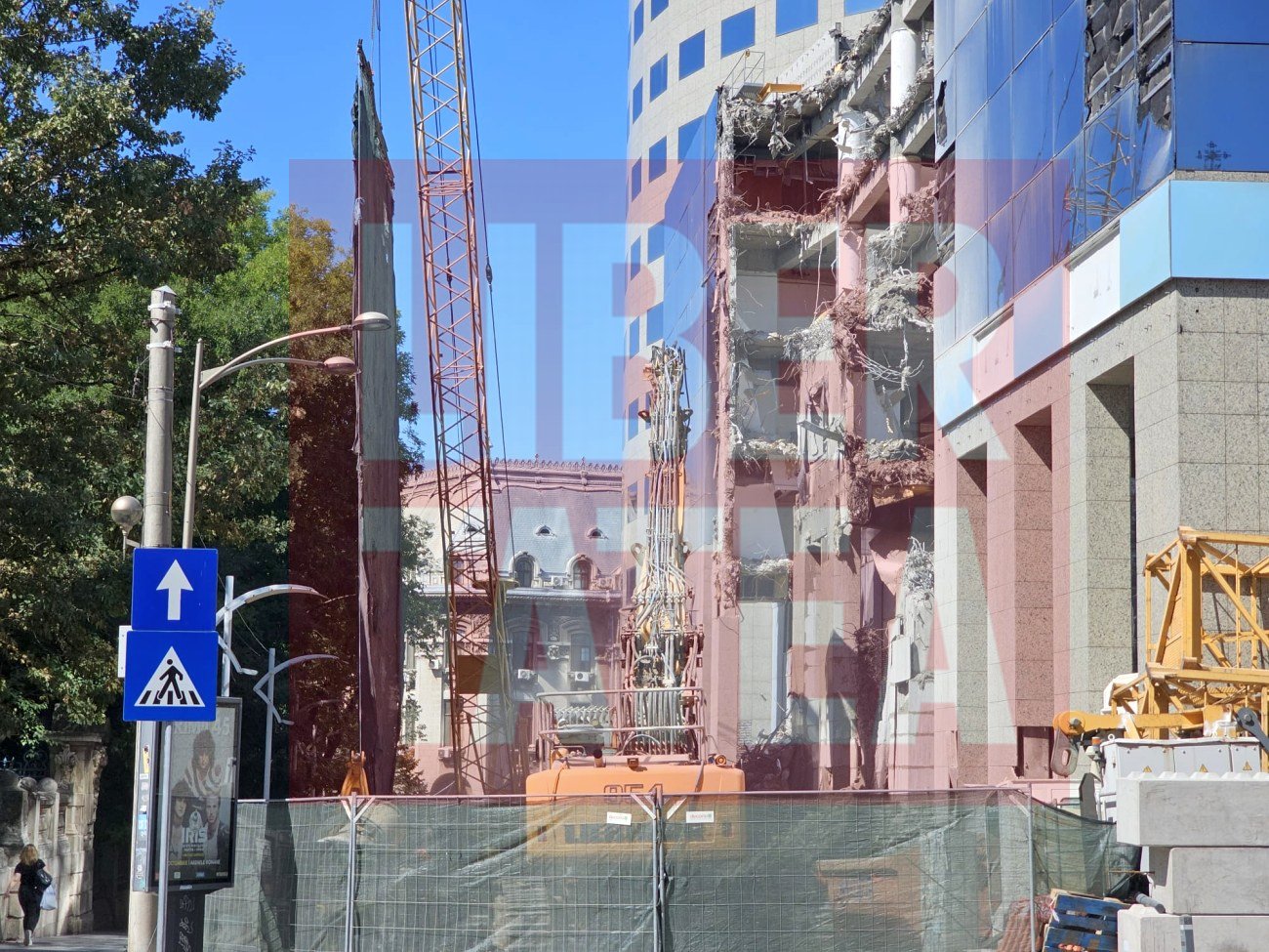 A început demolarea sediului BCR din Calea Victoriei, fostă clădire Bancorex în anii ’90. Cum va arăta zona peste câțiva ani