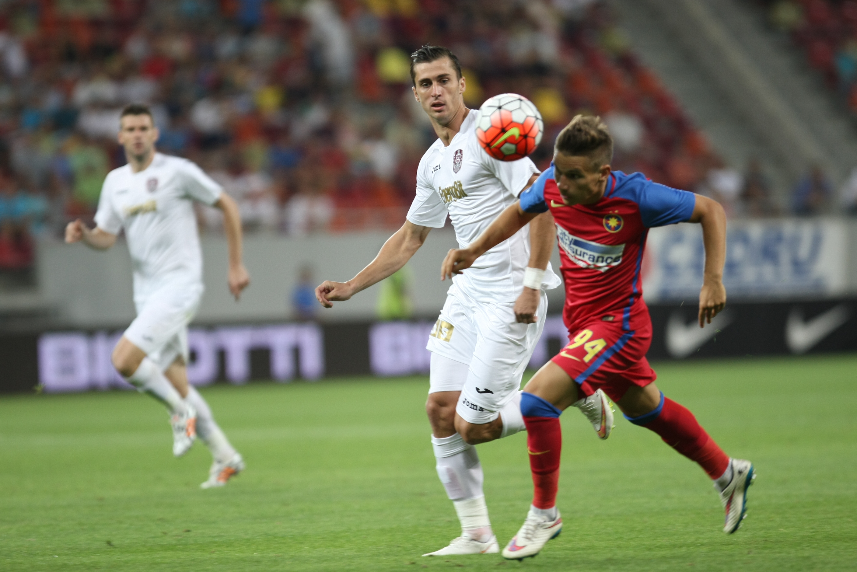 LIGA I: Steaua - CFR Cluj 1-1. Transversală Vitor Bruno! A egalat Tudorie! Roș-albaștrii au avut și ei o bară, în start, apoi a marcat Tiago. Echipa lui Rădoi se chinuie, Partizan Belgrad se distrează în Serbia! Patronul a făcut baie de mulțime/ GALERIE FOTO