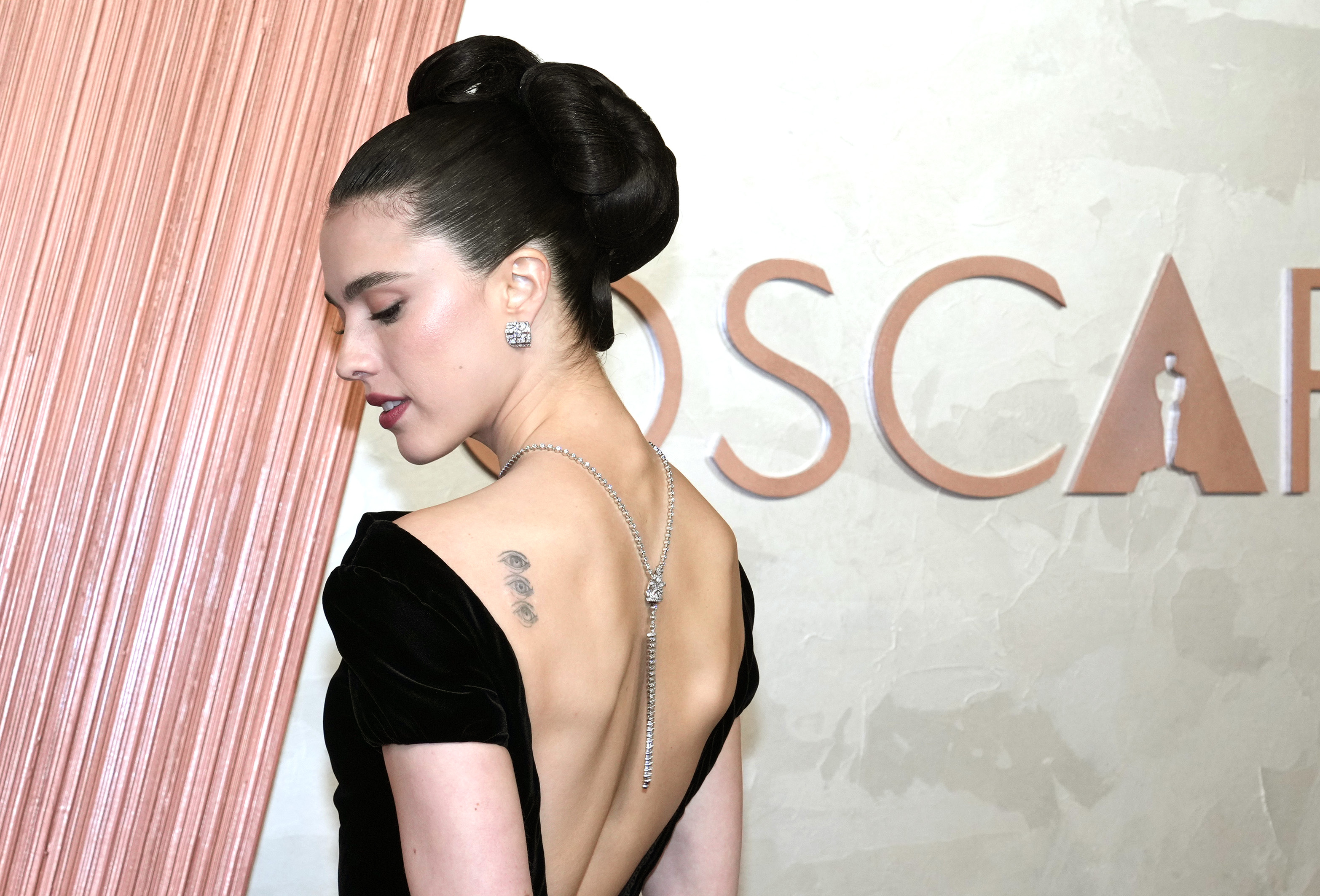 Többek között Margaret Qualley, A szer színésznője is magán viselt egy nagyon finom, saját filmjére való utalást