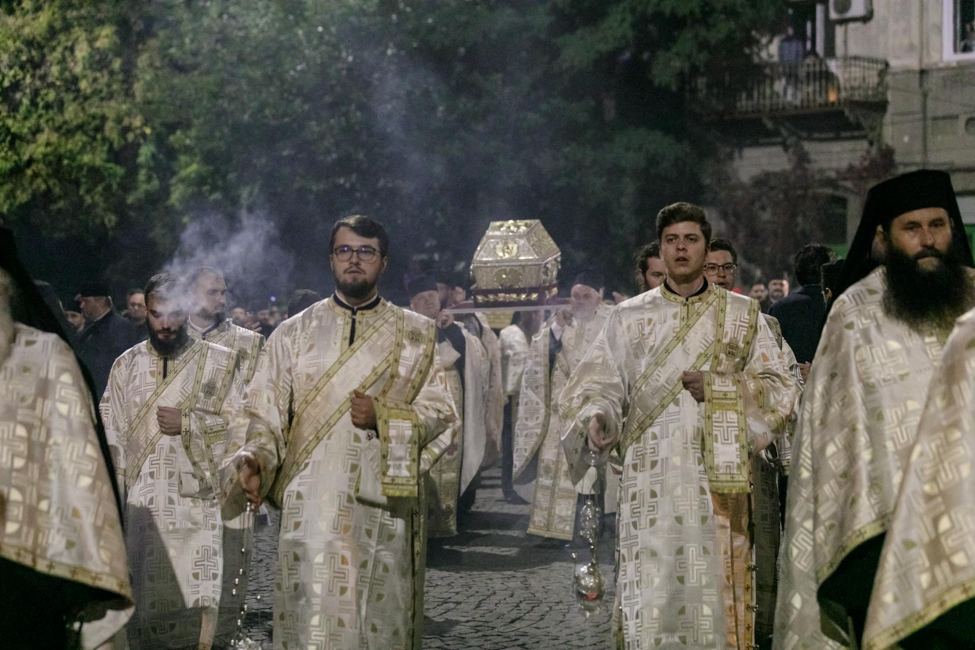 După doi ani cu restricții, moaștele Sfintei Parascheva au fost plimbate din nou prin Iași. „Ne întâlnim cu prieteni pe care nu i-am mai văzut dinainte de pandemie”