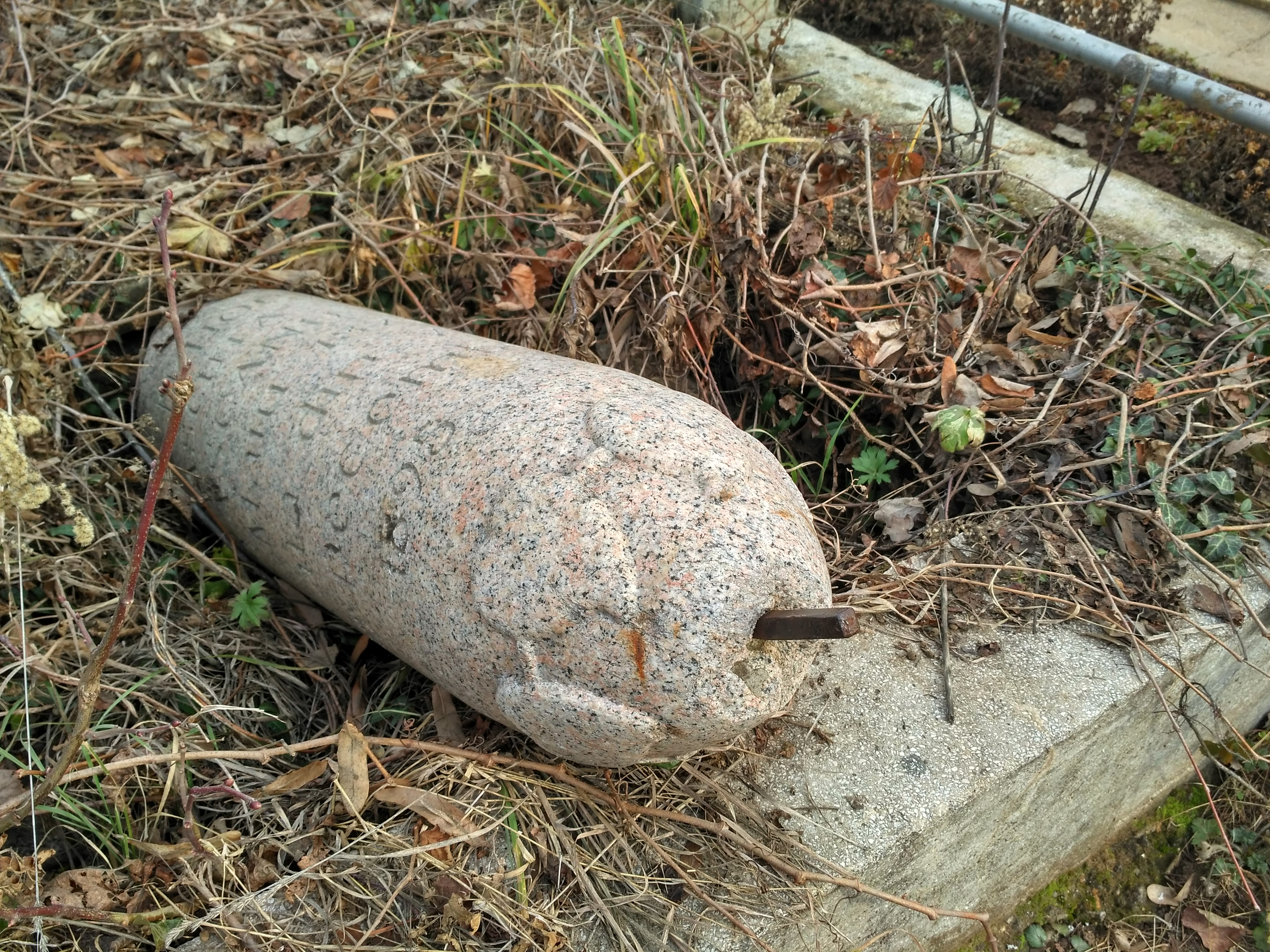 REPORTAJ/Cum a cinstit un ploieștean memoria nevestei care-l înșela. I-a ridicat cel mai original monument: ”Astfel este viața”/VIDEO