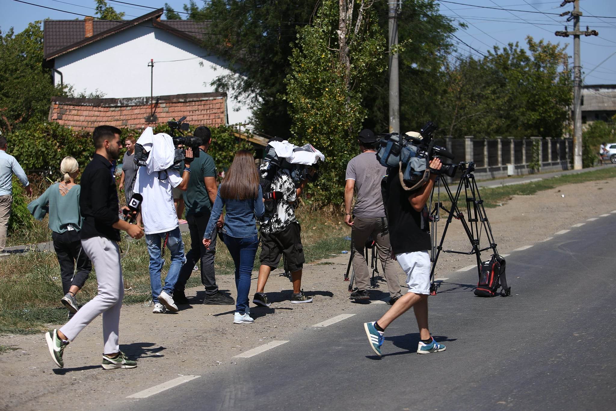 IMAGINILE DIMINEȚII LA CREVEDIA. Oamenii își repară casele, afectate și la 800 de metri de exploziile de la stația GPL. „Ne-au căzut ferestrele, au ieșit din balamale”