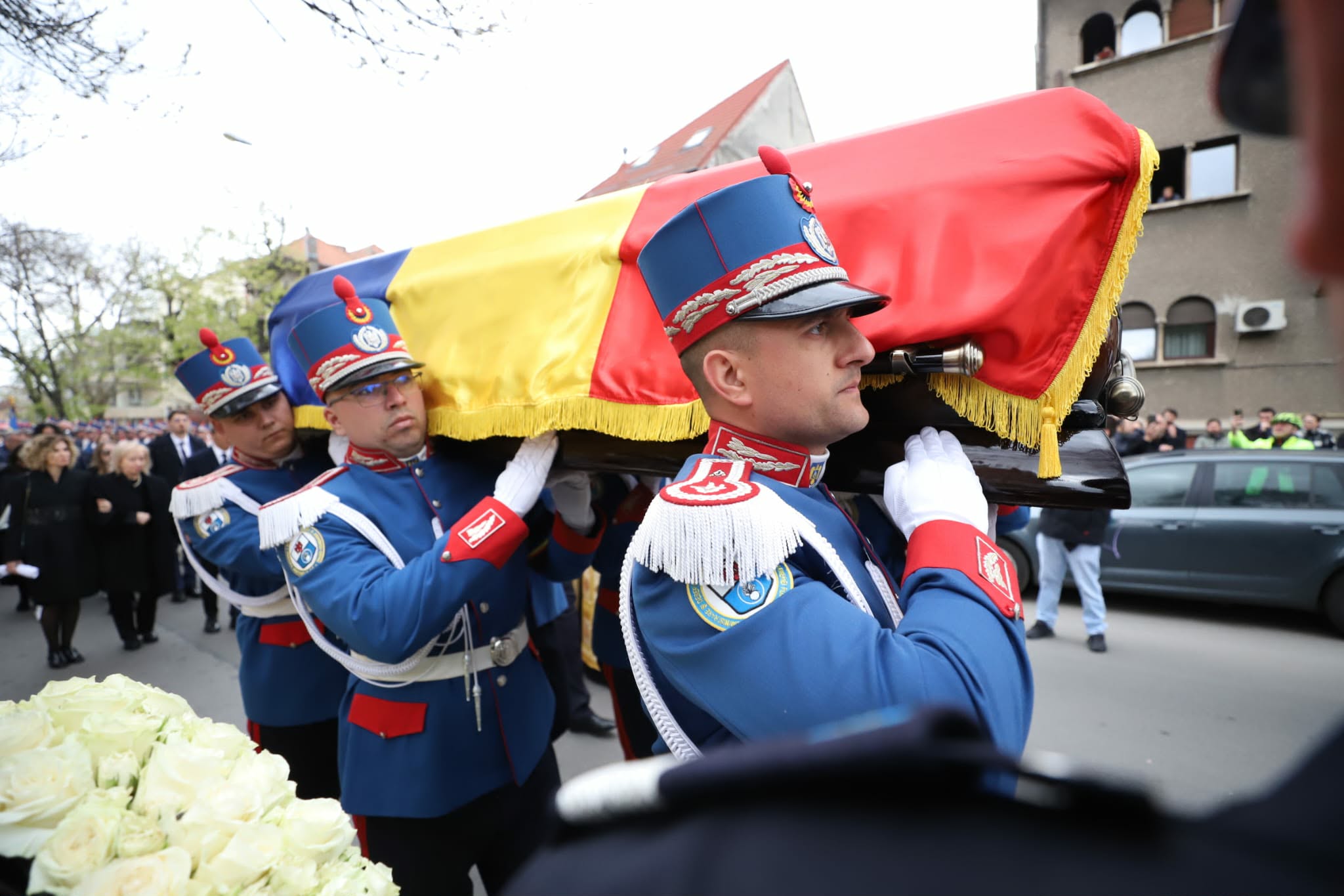 Imagini sfâșietoare la înmormântarea lui Mircea Lucescu. Neli Lucescu, ținută strâns de mână de fiu și sprijinită de noră