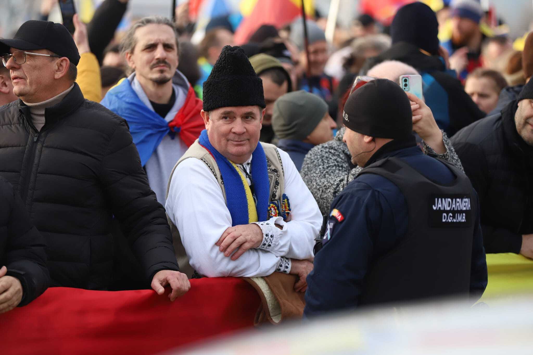 Călin Georgescu i-a chemat la București să protesteze în numele lui, iar el a plecat din țară. Primele imagini cu susținătorii ajunși în Capitală