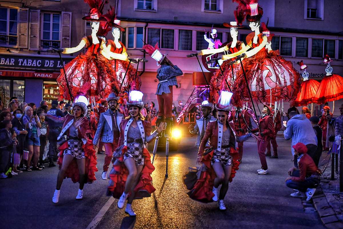 Recomandare de weekend: Festivalul de Teatru de Stradă din București. Râul Dâmbovița, scenă pentru „două spectacole nocturne pe apă”