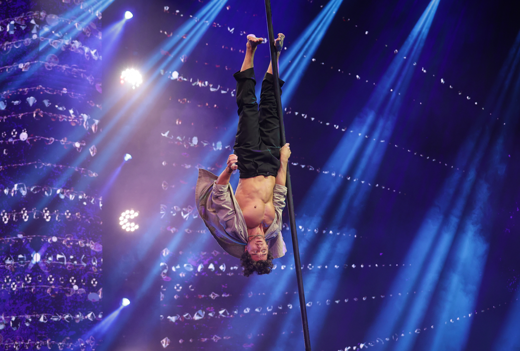 Oleg Tatarynov, acrobatul autodidact care le-a tăiat răsuflarea juraților la „Românii au talent”. Spectacol la înălțime pe scena de la Pro TV